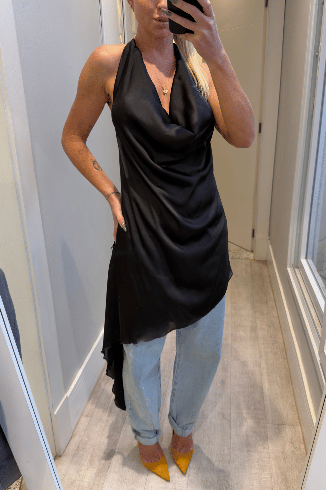 Blusa assimétrica frente única acetinada em amarração Blusa assimétrica frente única acetinada em amarração