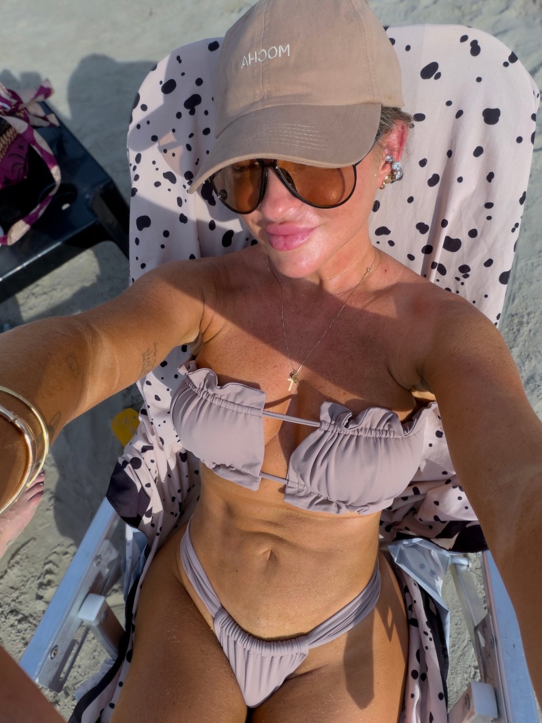 Boné com bordado frontal bege