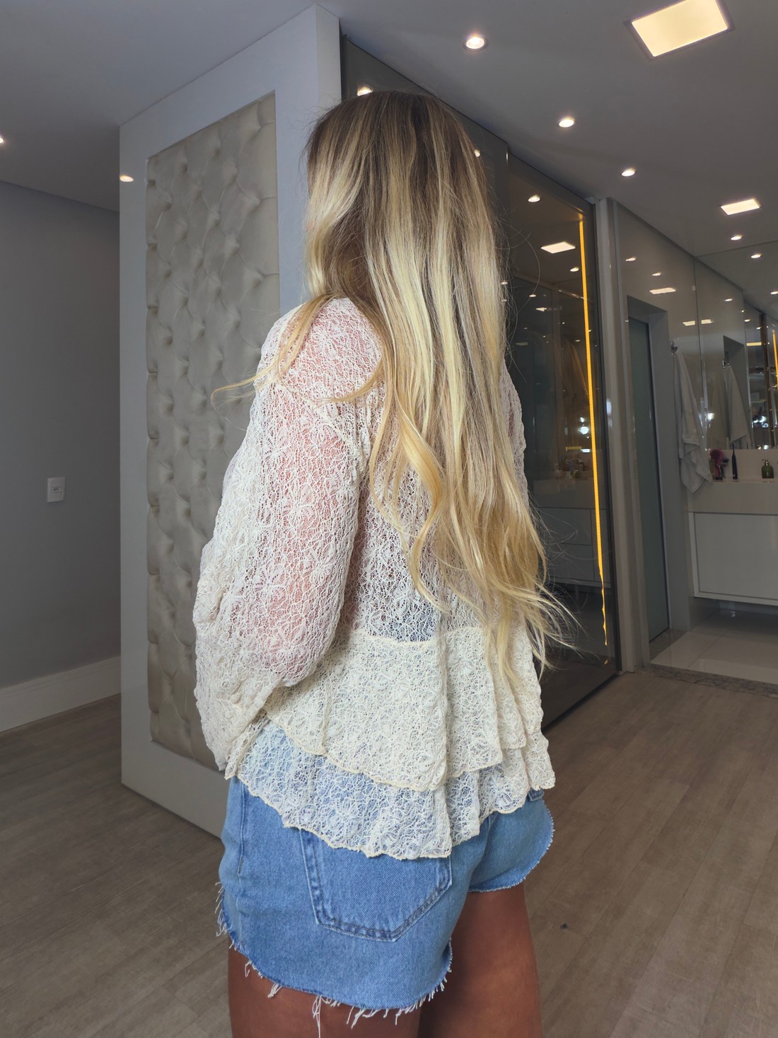 Blusa manga longa em renda com babados Cily Blusa manga longa em renda com babados Cily