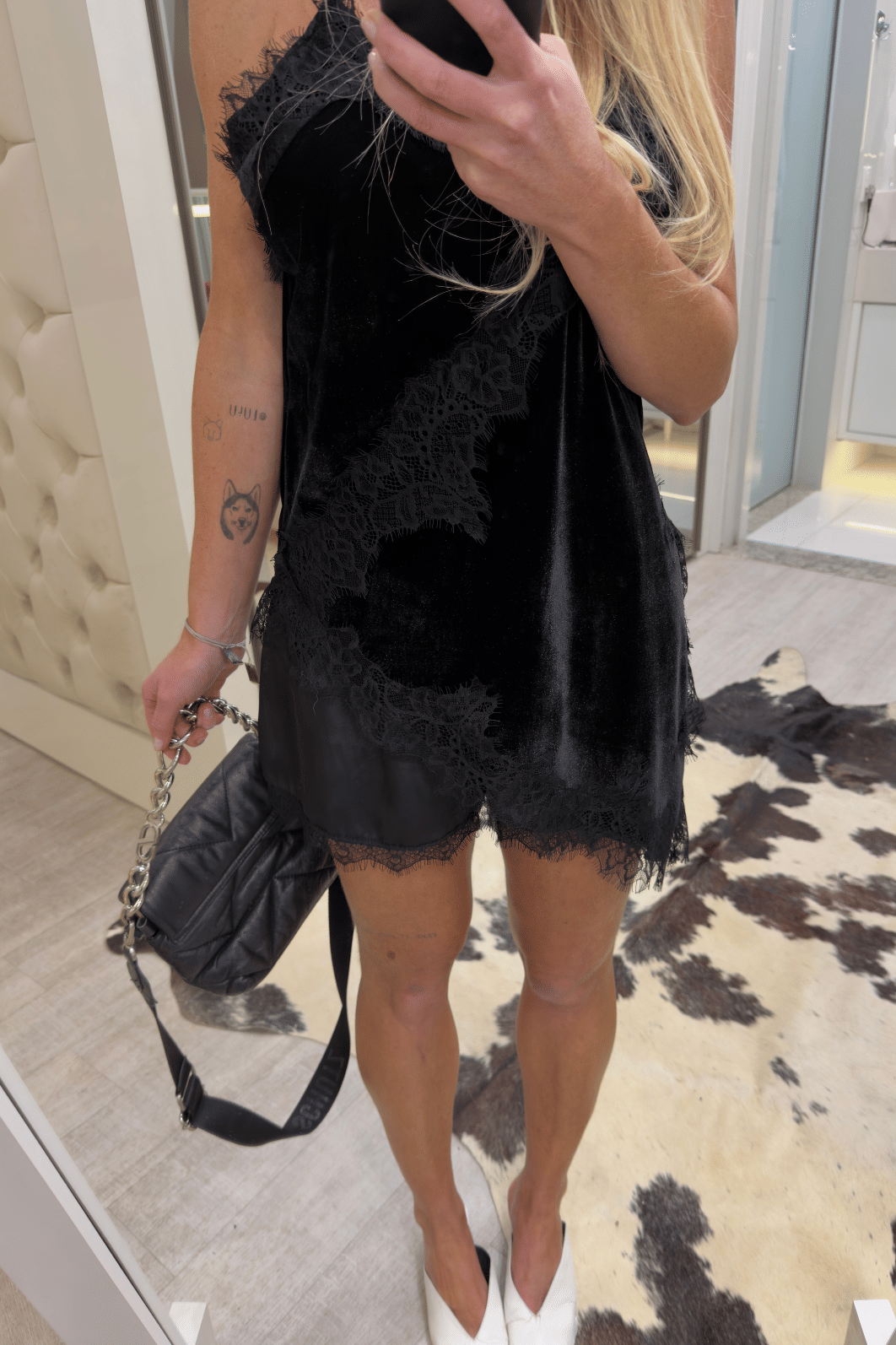 Short curto em cetim com detalhes em renda