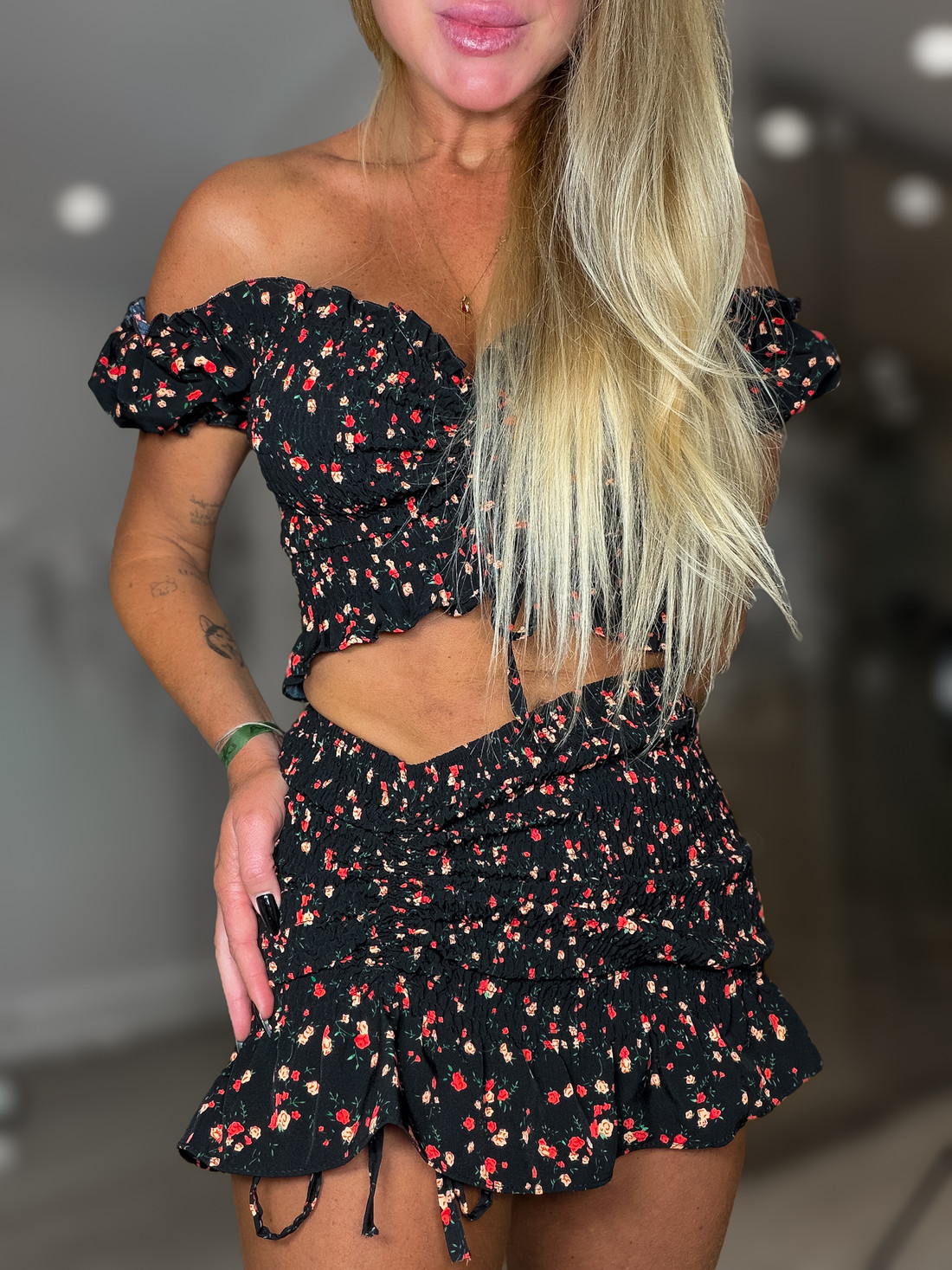 Conjunto cereja preto com flores vermelha Conjunto cereja preto com flores vermelha