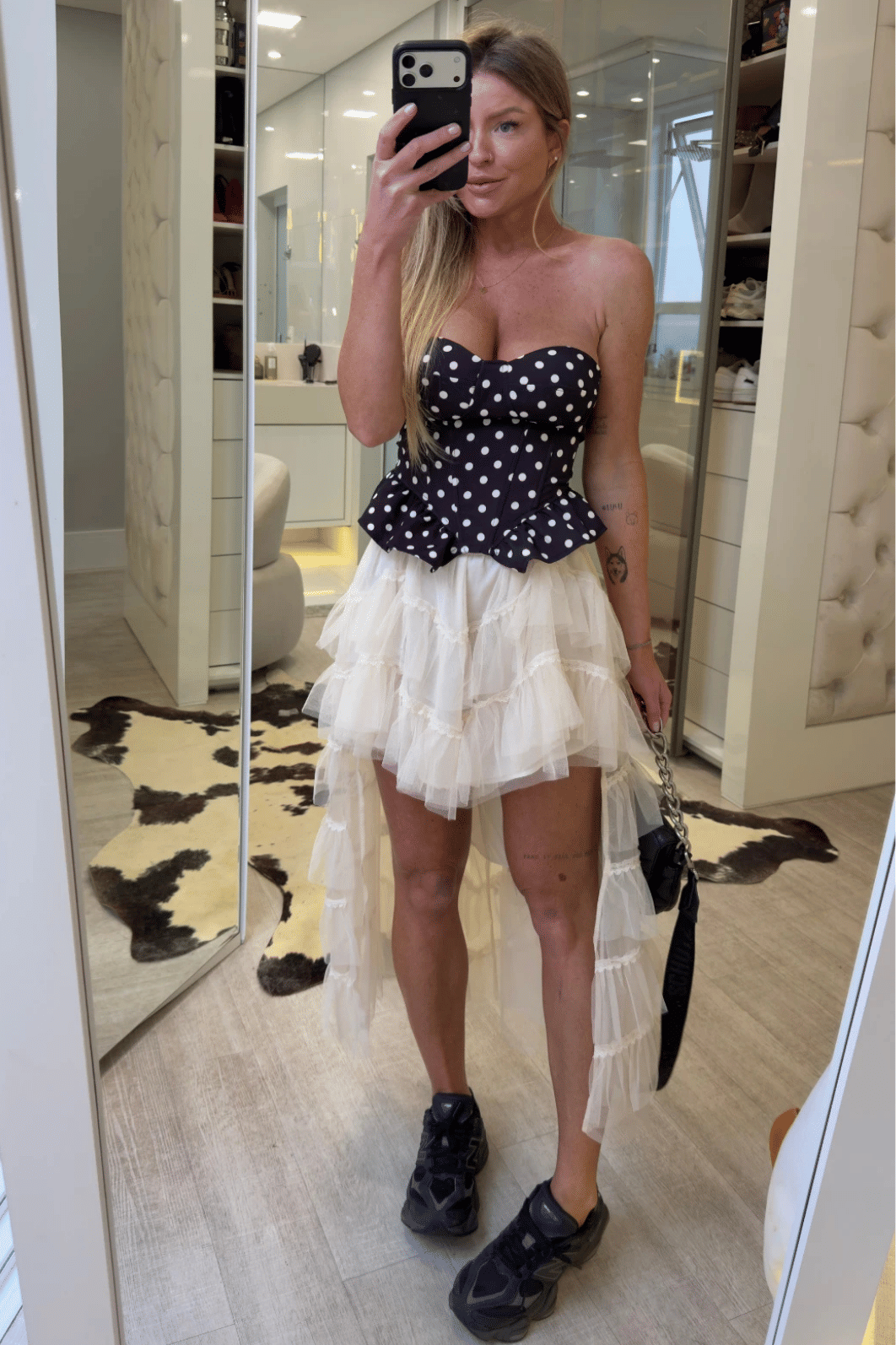 Saia midi em tule assimétrica com babados Miranda Saia midi em tule assimétrica com babados Miranda