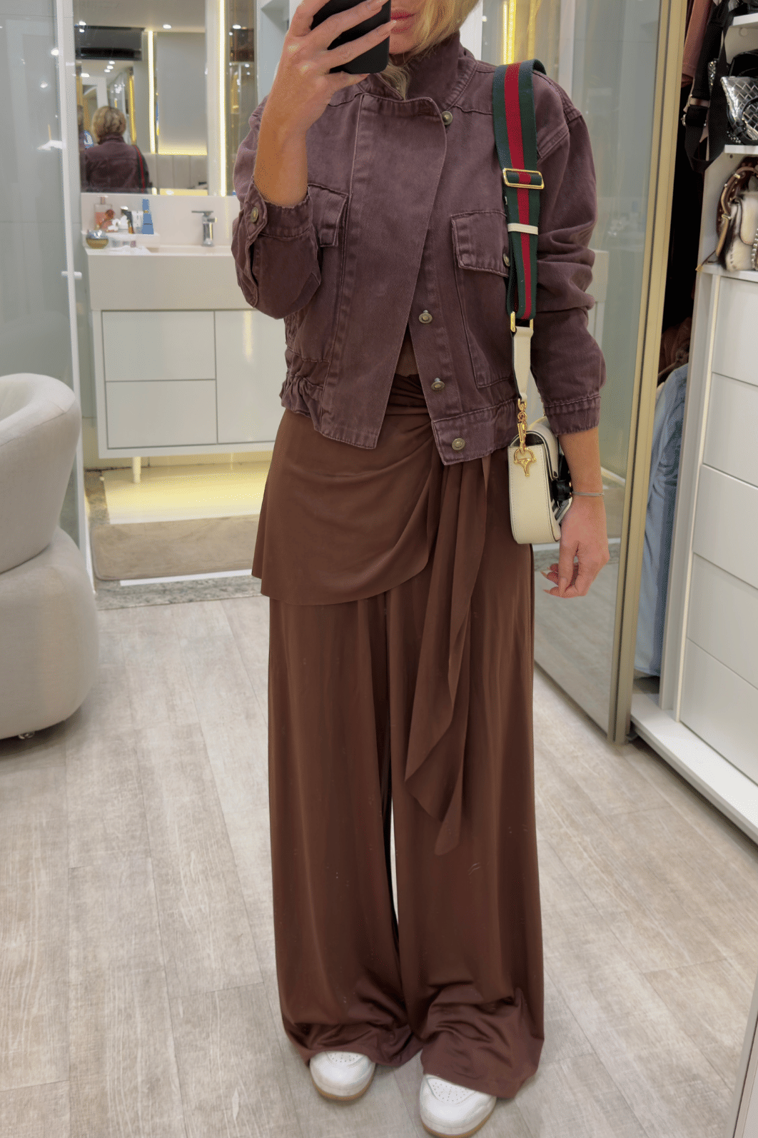 Calça pantalona com sobreposição em poliamida Calça pantalona com sobreposição em poliamida