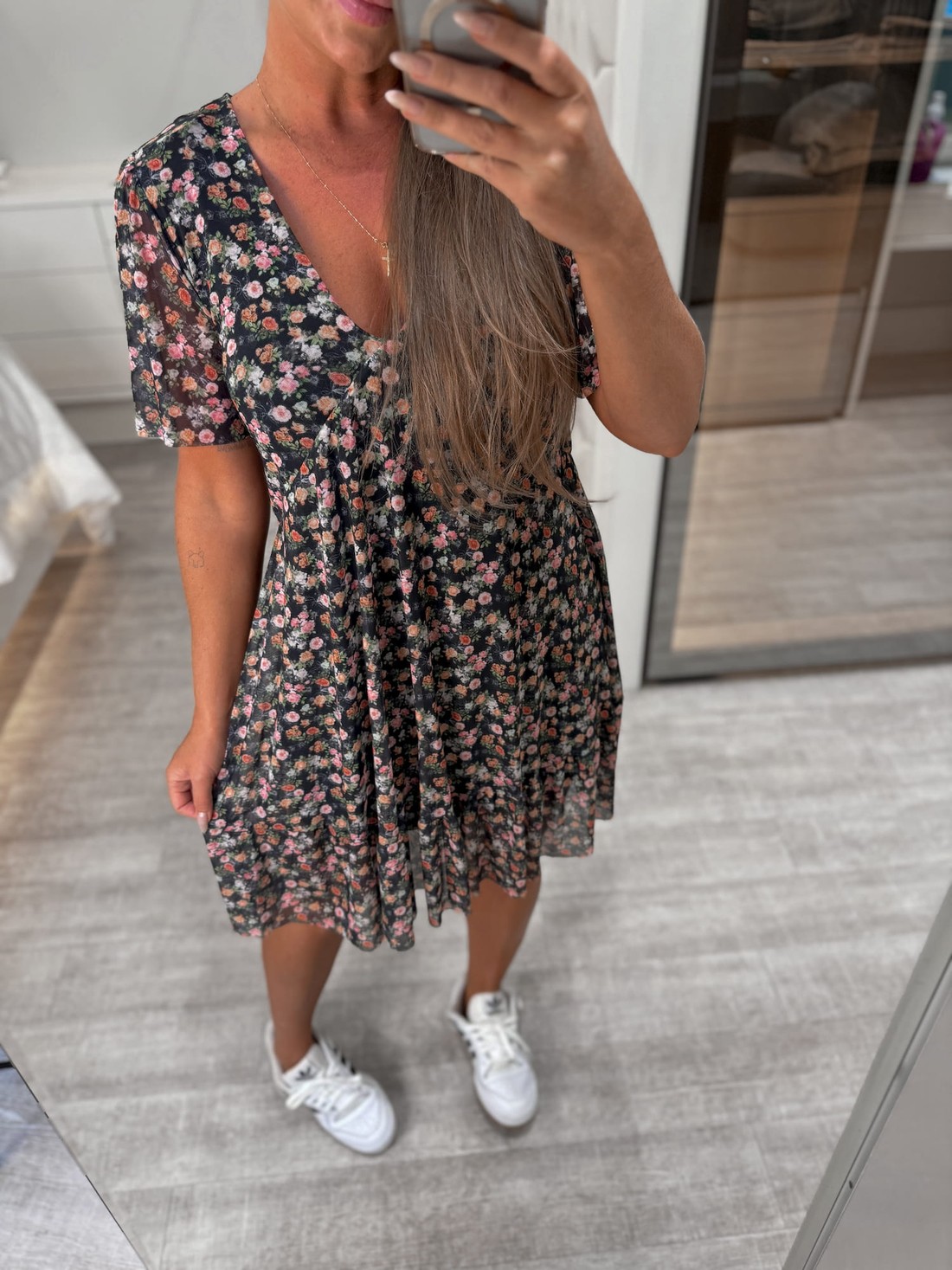 Vestido manga curta em tule com estampa de flores Vestido manga curta em tule com estampa de flores