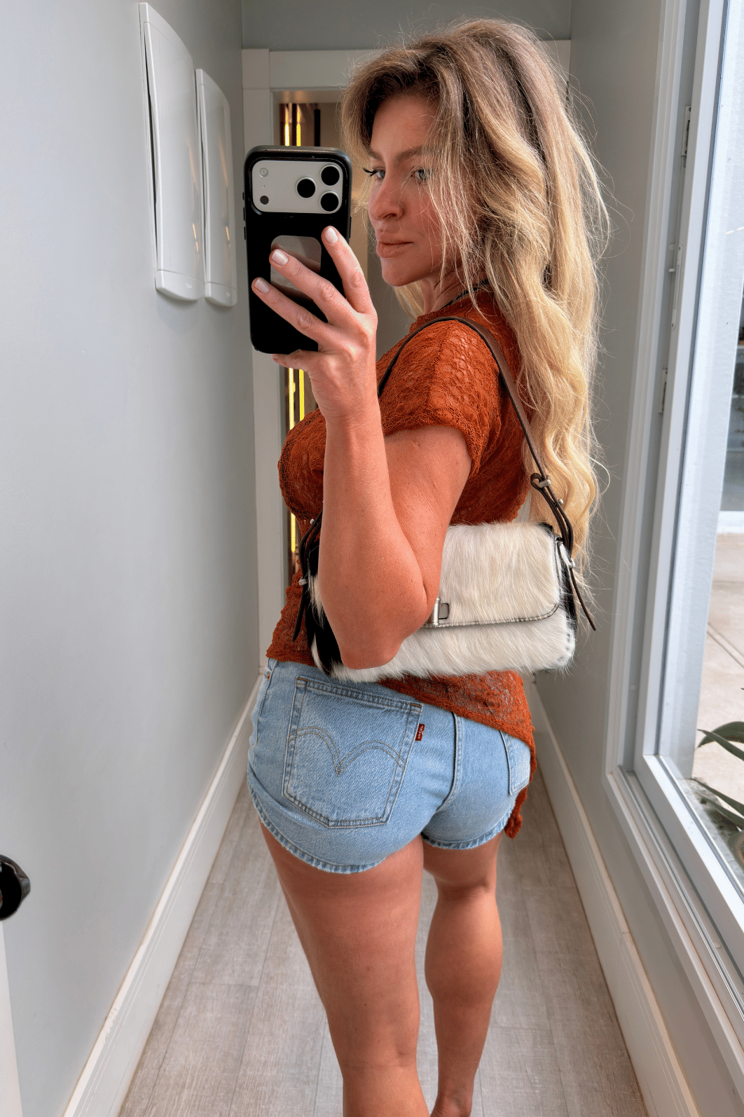 Blusa Assimétrica em Renda com Cauda Lateral MARROM Blusa Assimétrica em Renda com Cauda Lateral MARROM