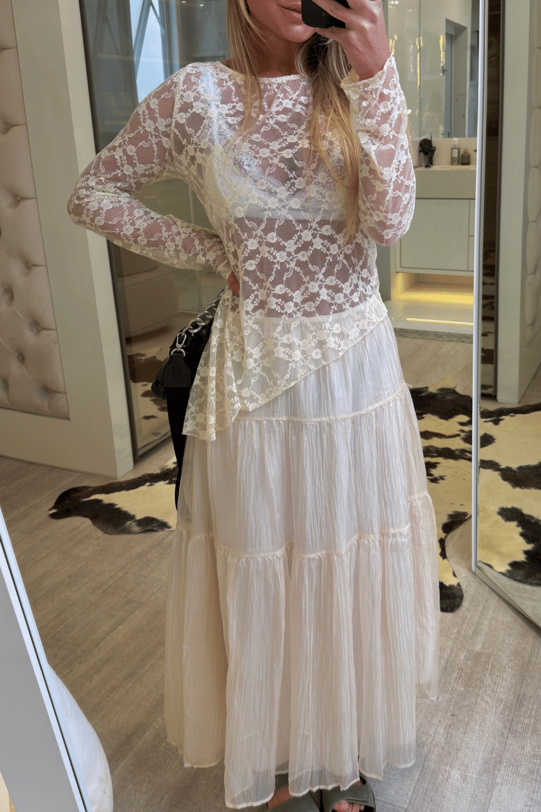 Blusa assimétrica em renda manga longa Melissa Blusa assimétrica em renda manga longa Melissa