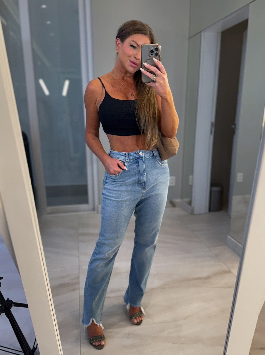 Calça jeans mom barra desfiada Valem Calça jeans mom barra desfiada Valem