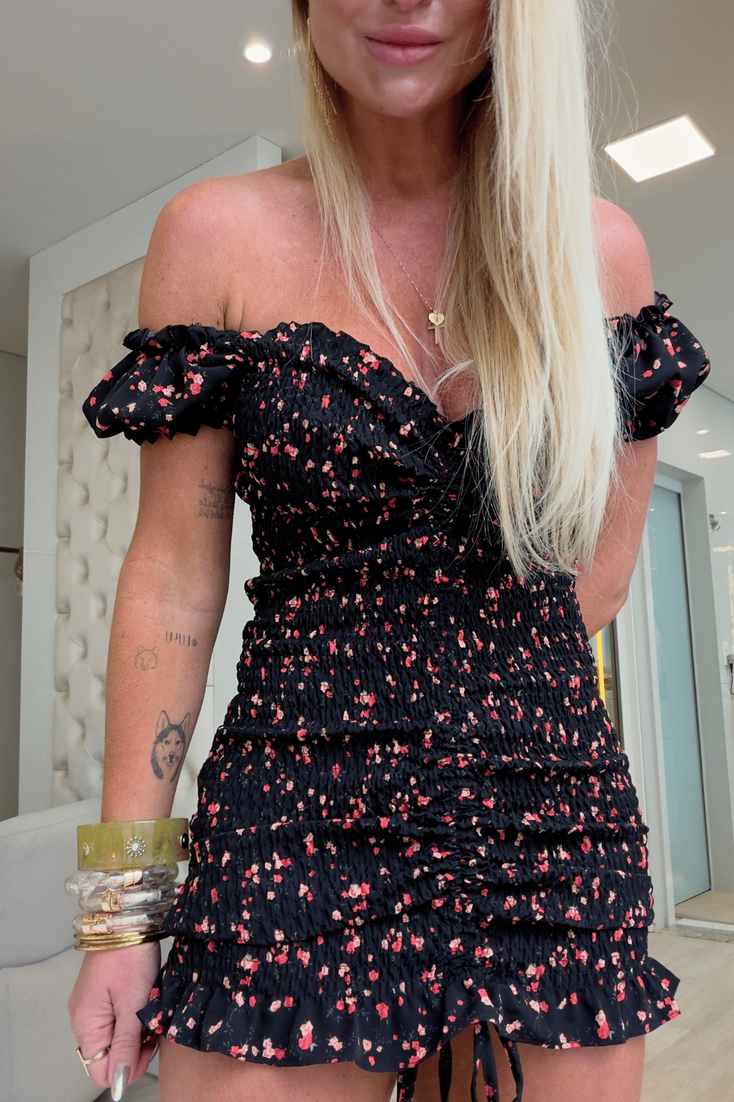 Vestido cereja preto com flores rosas