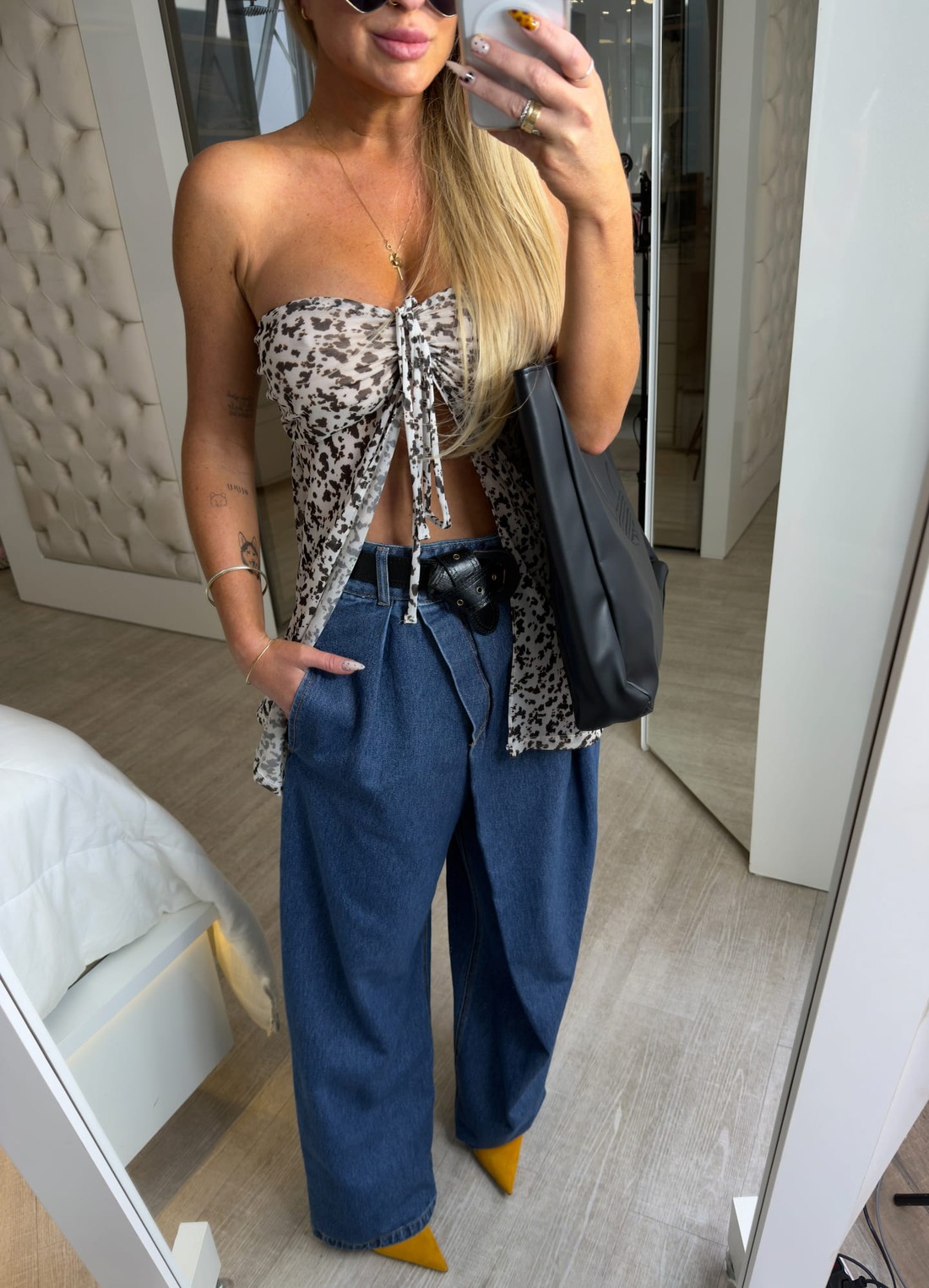 Blusa bata tomara que caia em tule estampa de onça Mavi Blusa bata tomara que caia em tule estampa de onça Mavi