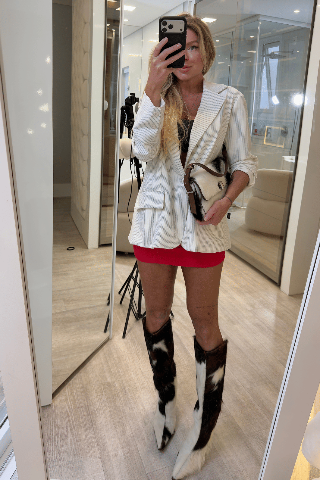 Blazer alfaiataria risca de giz com abertura nas costas Suelen Blazer alfaiataria risca de giz com abertura nas costas Suelen