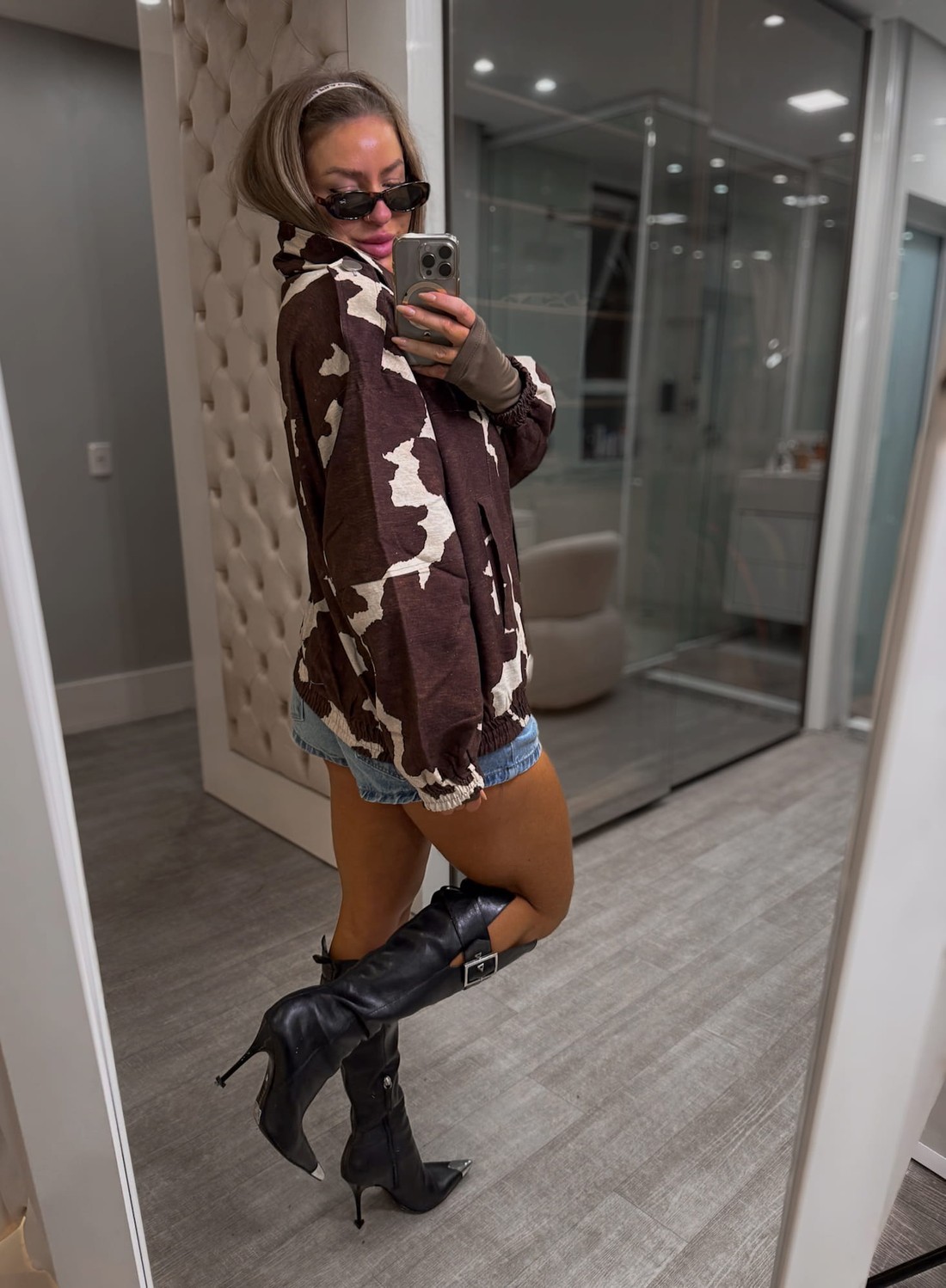 Jaqueta bomber com detalhes em recortes estampa vaquinha Jaqueta bomber com detalhes em recortes estampa vaquinha