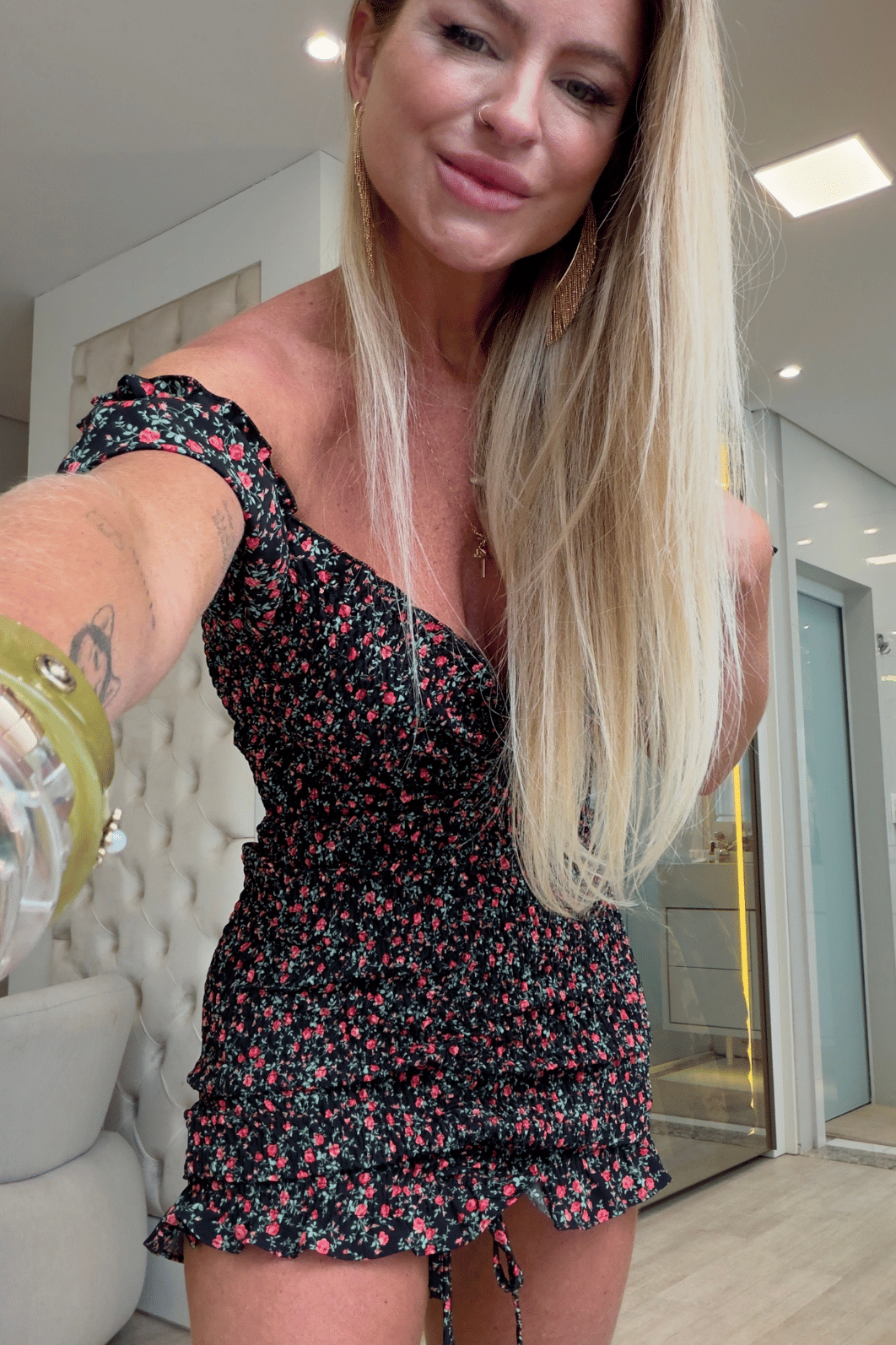 Vestido cereja preto com estampa de flores vermelhas Vestido cereja preto com estampa de flores vermelhas