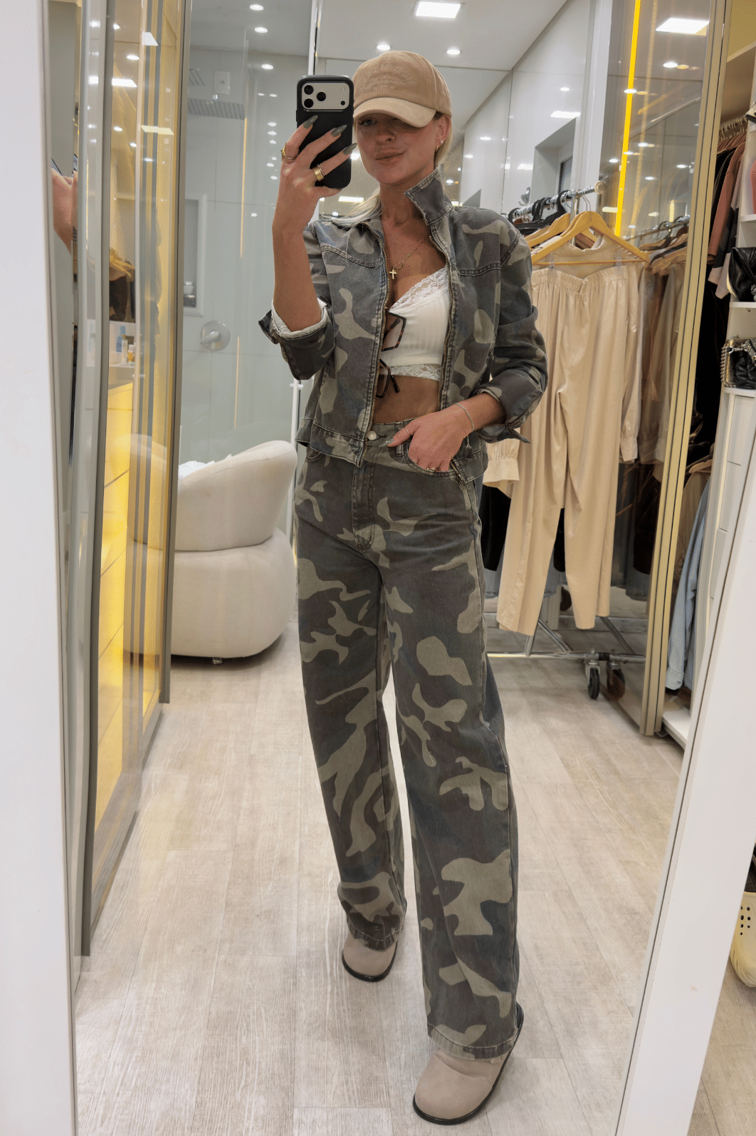 Jaqueta jeans curta camuflada Jaqueta jeans curta camuflada