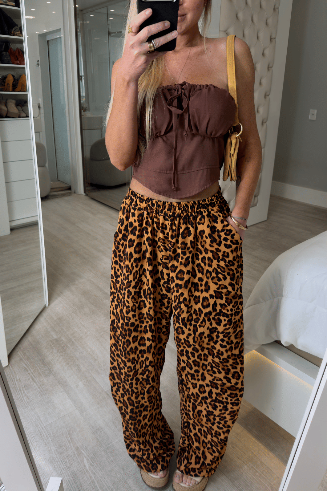 Calça pantalona estampa de onça Bela Calça pantalona estampa de onça Bela