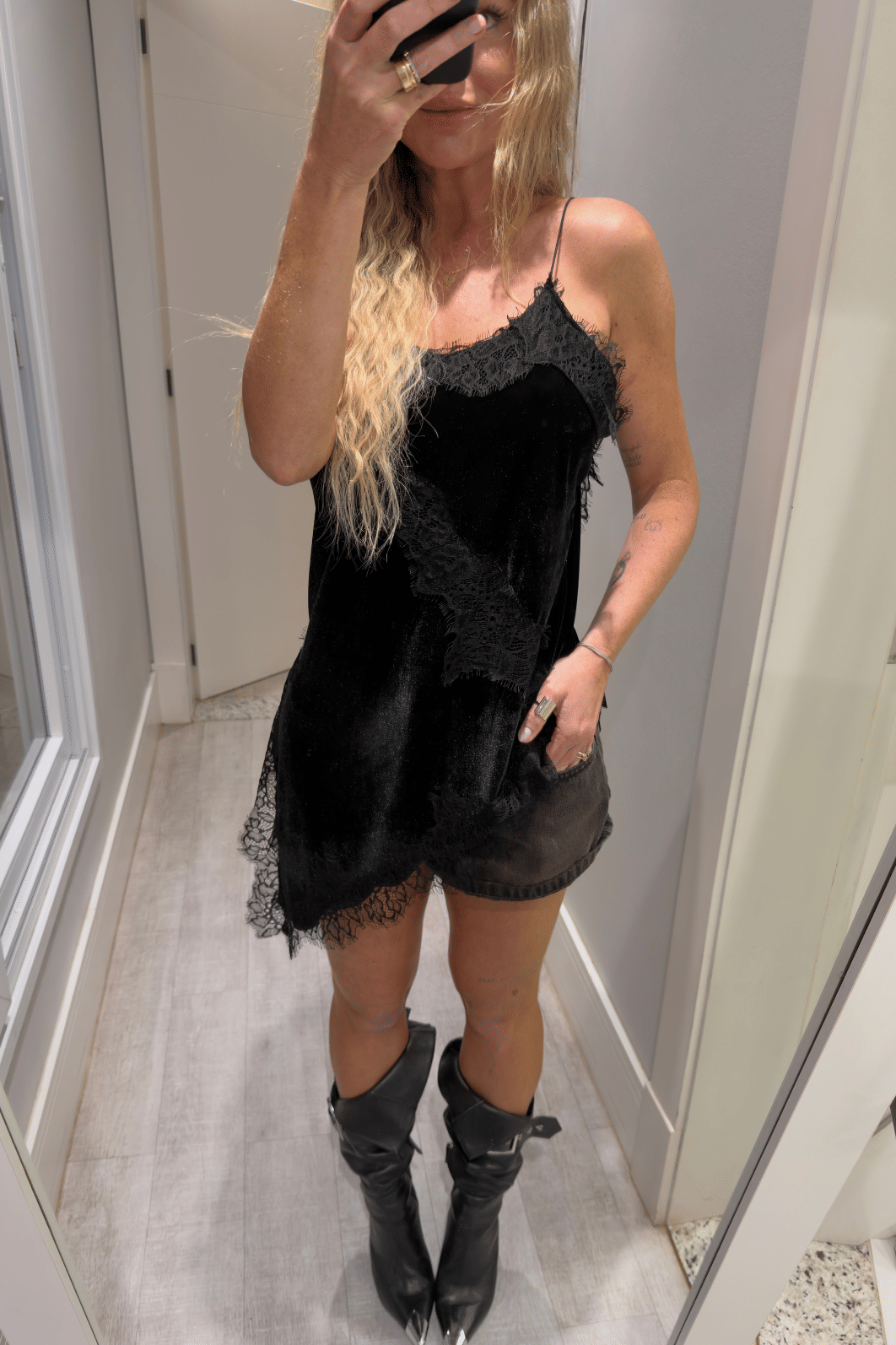 Blusa assimétrica em veludo com renda Mia Blusa assimétrica em veludo com renda Mia
