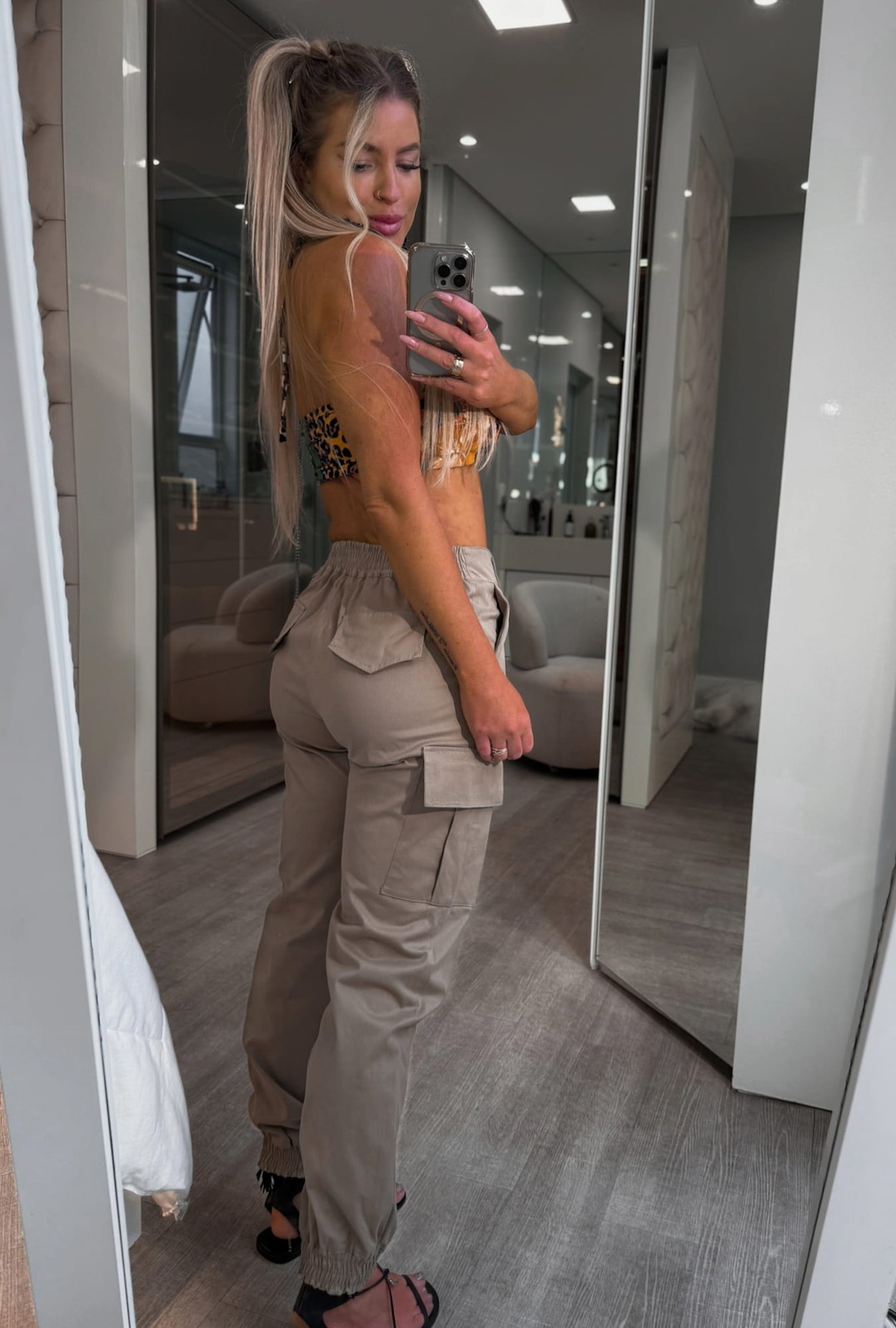 Calça cargo com elástico na barra Vitória Calça cargo com elástico na barra Vitória