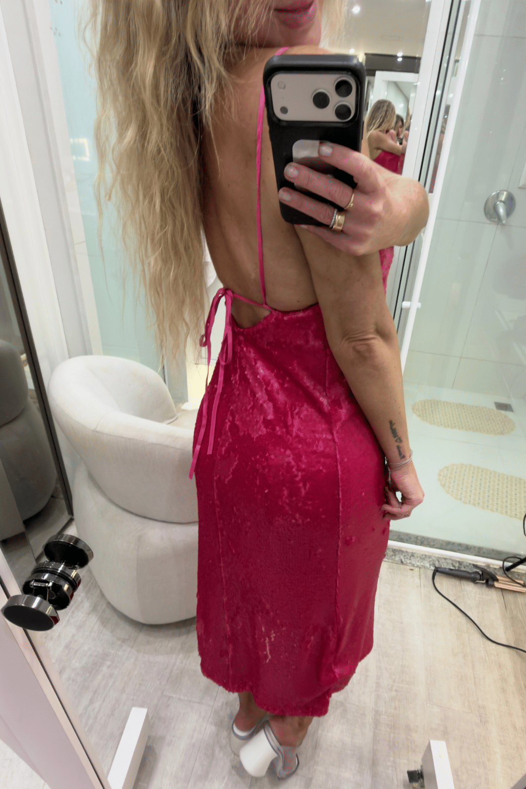 Vestido midi de paetês foscos Vestido midi de paetês foscos