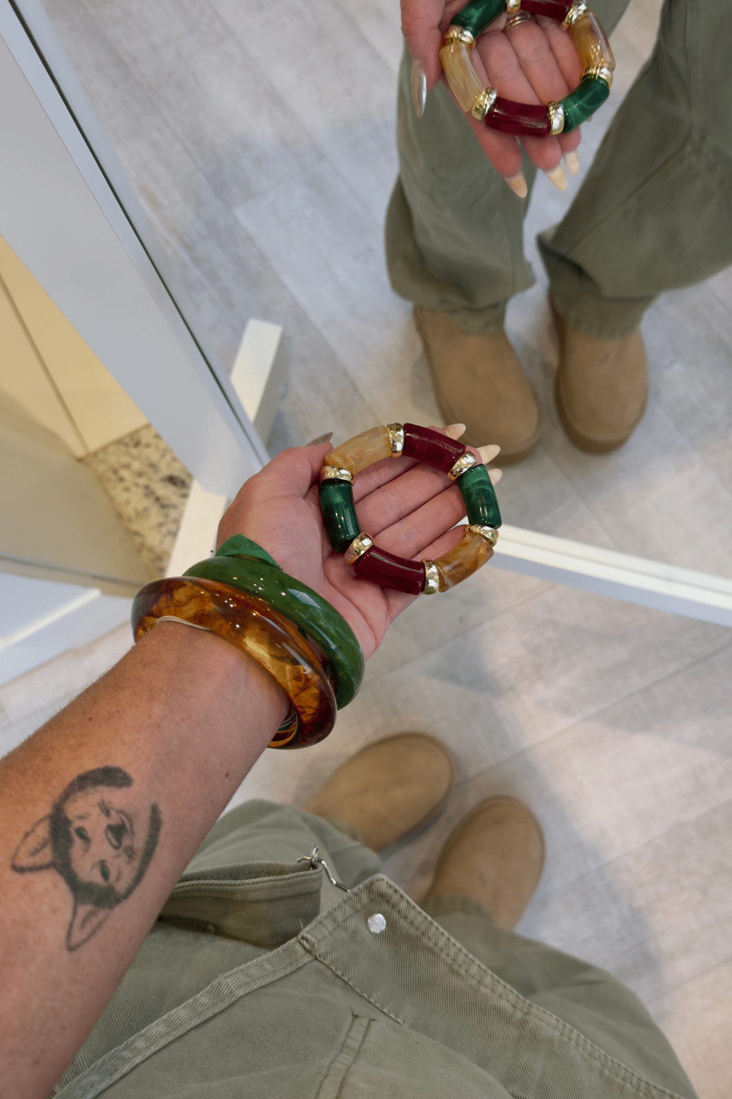 Bracelete acrílico bicolor com detalhe Dourado