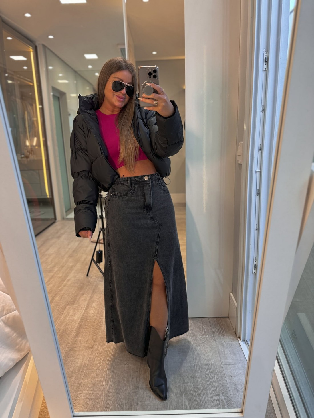 Saia jeans midi com fenda frontal Saia jeans midi com fenda frontal