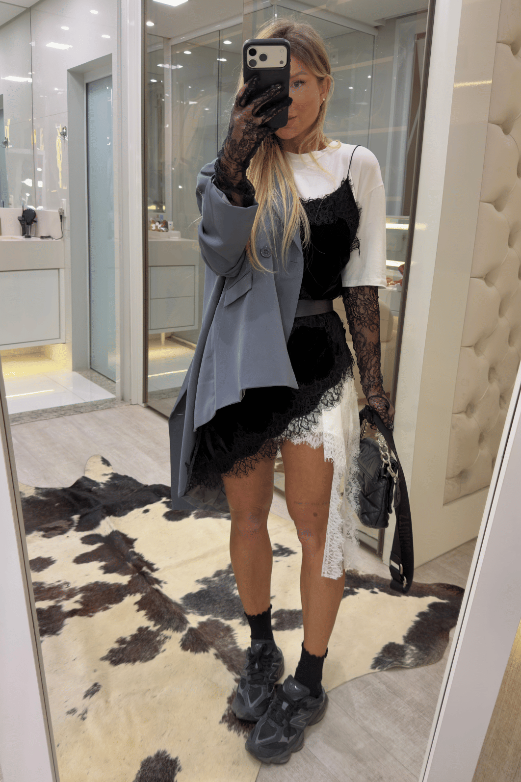 Blusa assimétrica em veludo com renda Mia Blusa assimétrica em veludo com renda Mia