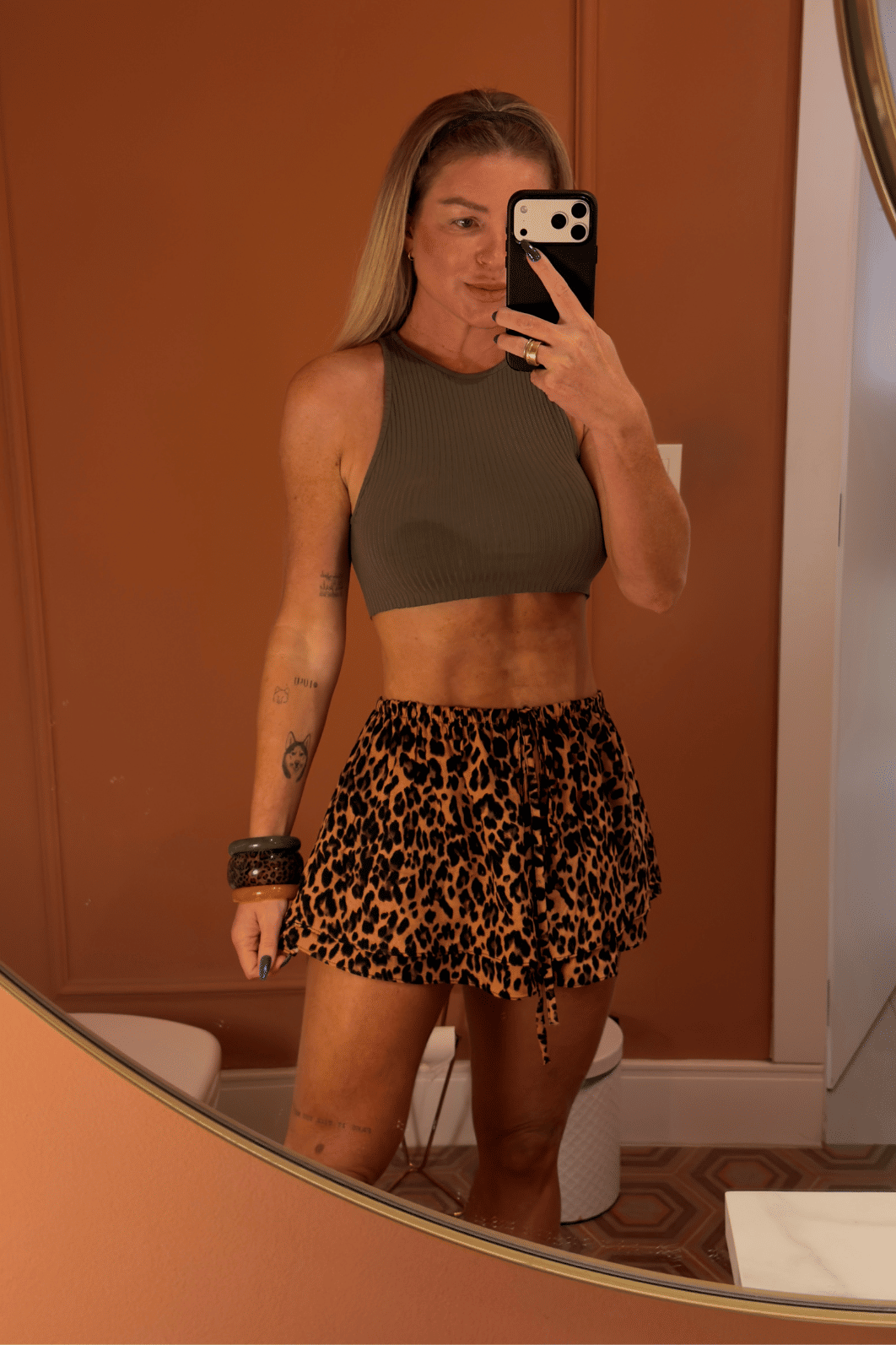 Short saia com babados Lilian estampa de Onça