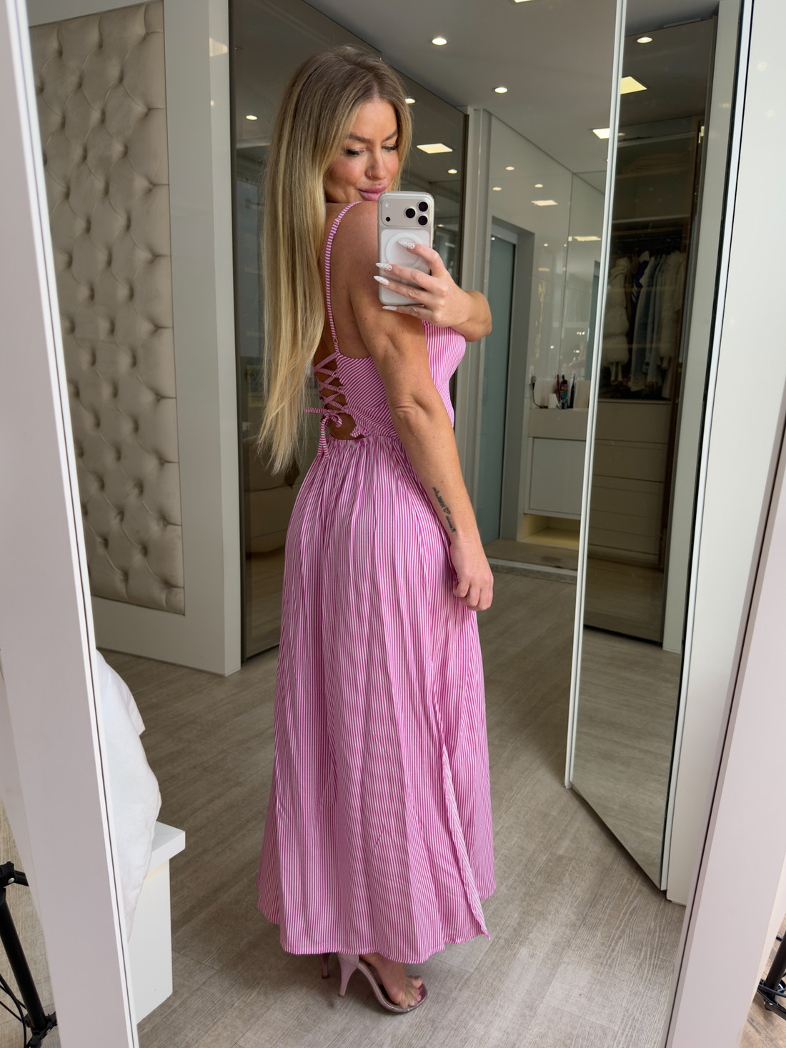 Vestido longo de alcinha estampa de listra