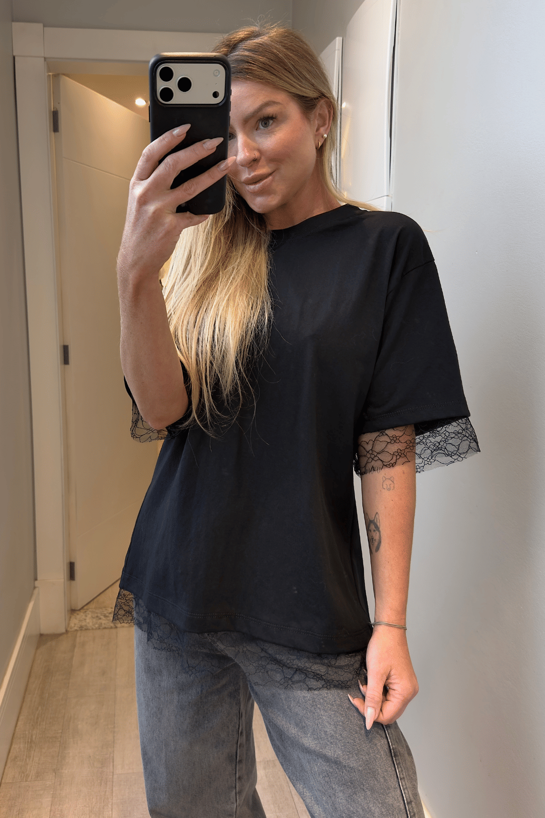 Camiseta com detalhes em renda Luci Camiseta com detalhes em renda Luci