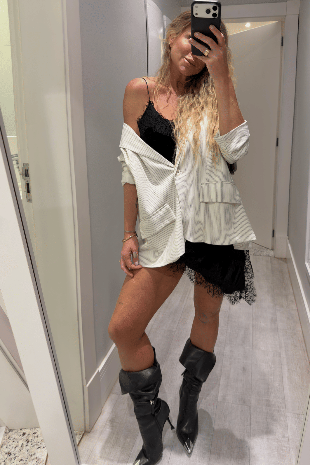 Blazer alfaiataria risca de giz com abertura nas costas Suelen Blazer alfaiataria risca de giz com abertura nas costas Suelen