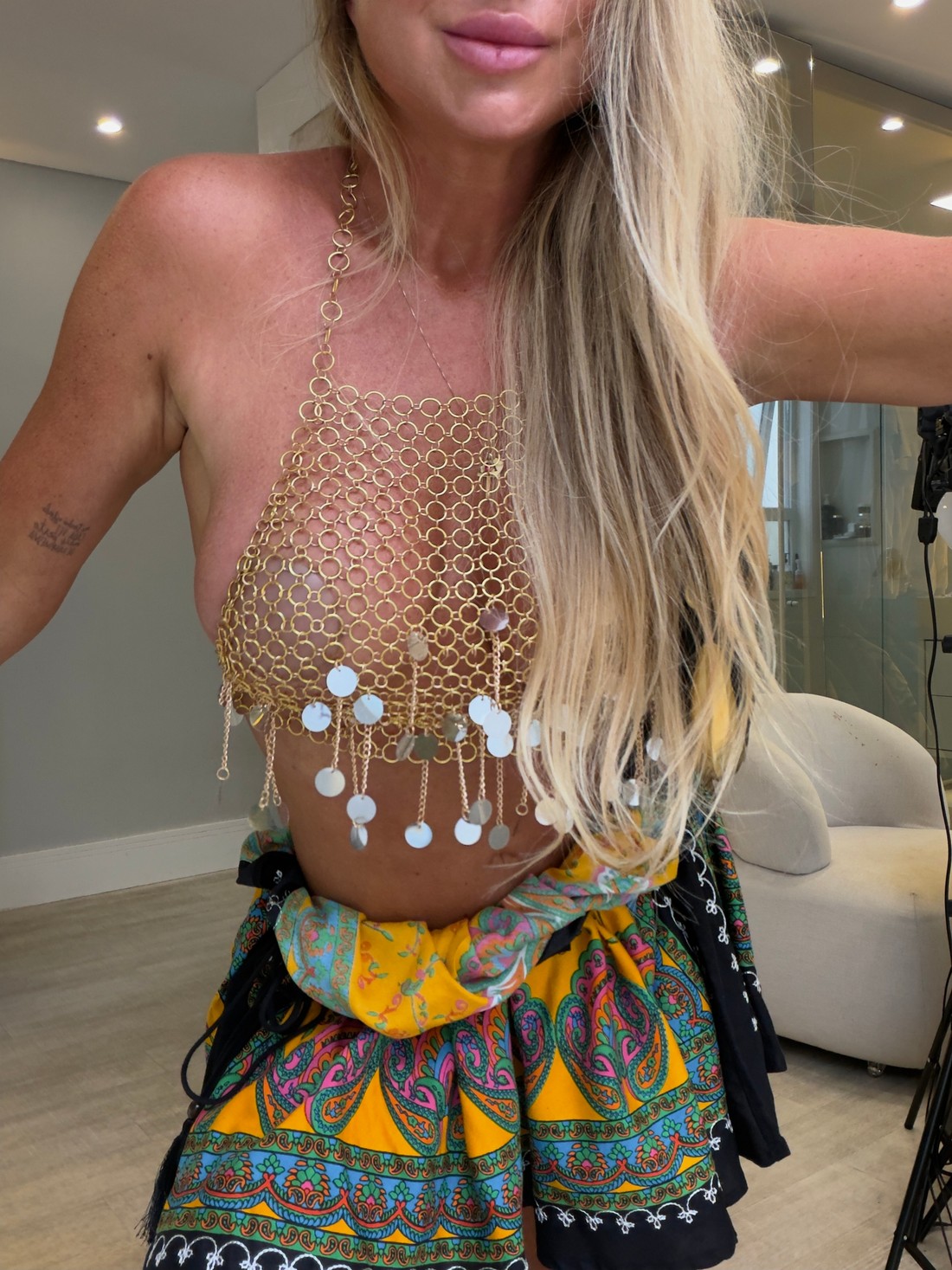 Top frente única malha de metal paete pedraria Dourado