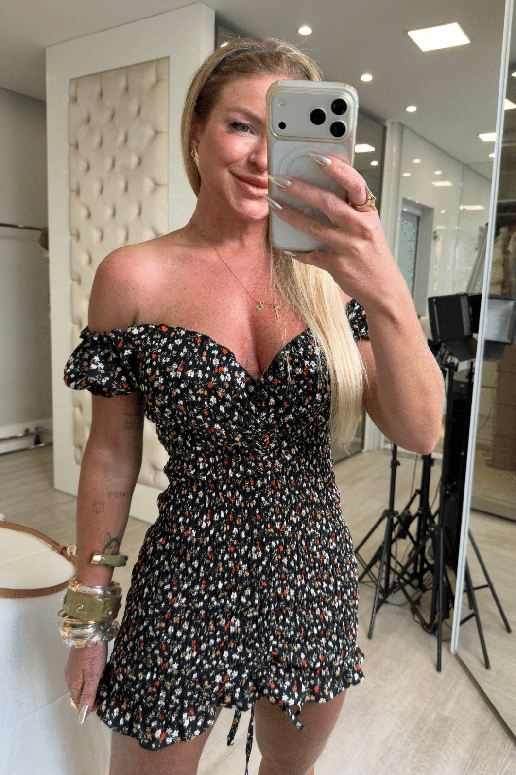 Vestido cereja preto com flores laranjas e brancas