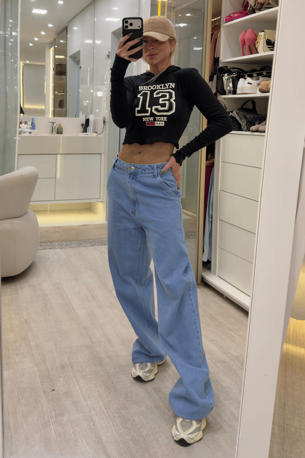 Blusa canelada manga longa com capuz estampa brooklyn Blusa canelada manga longa com capuz estampa brooklyn