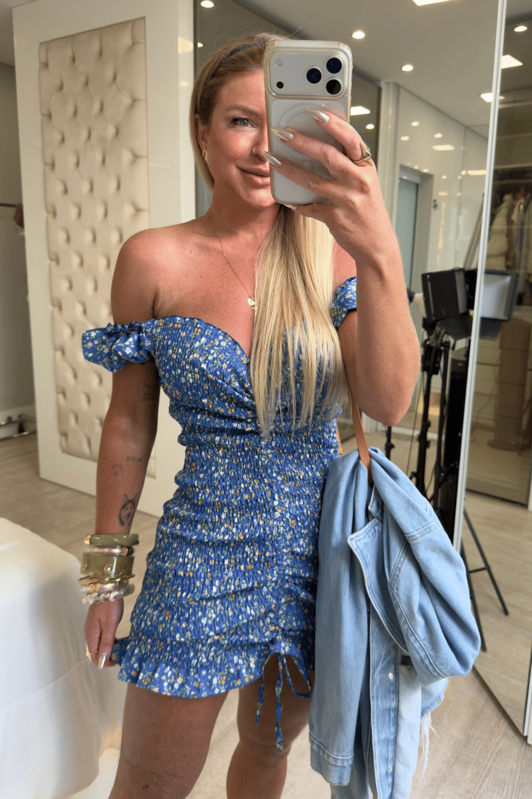 Vestido cereja azul com flores laranjas e bege