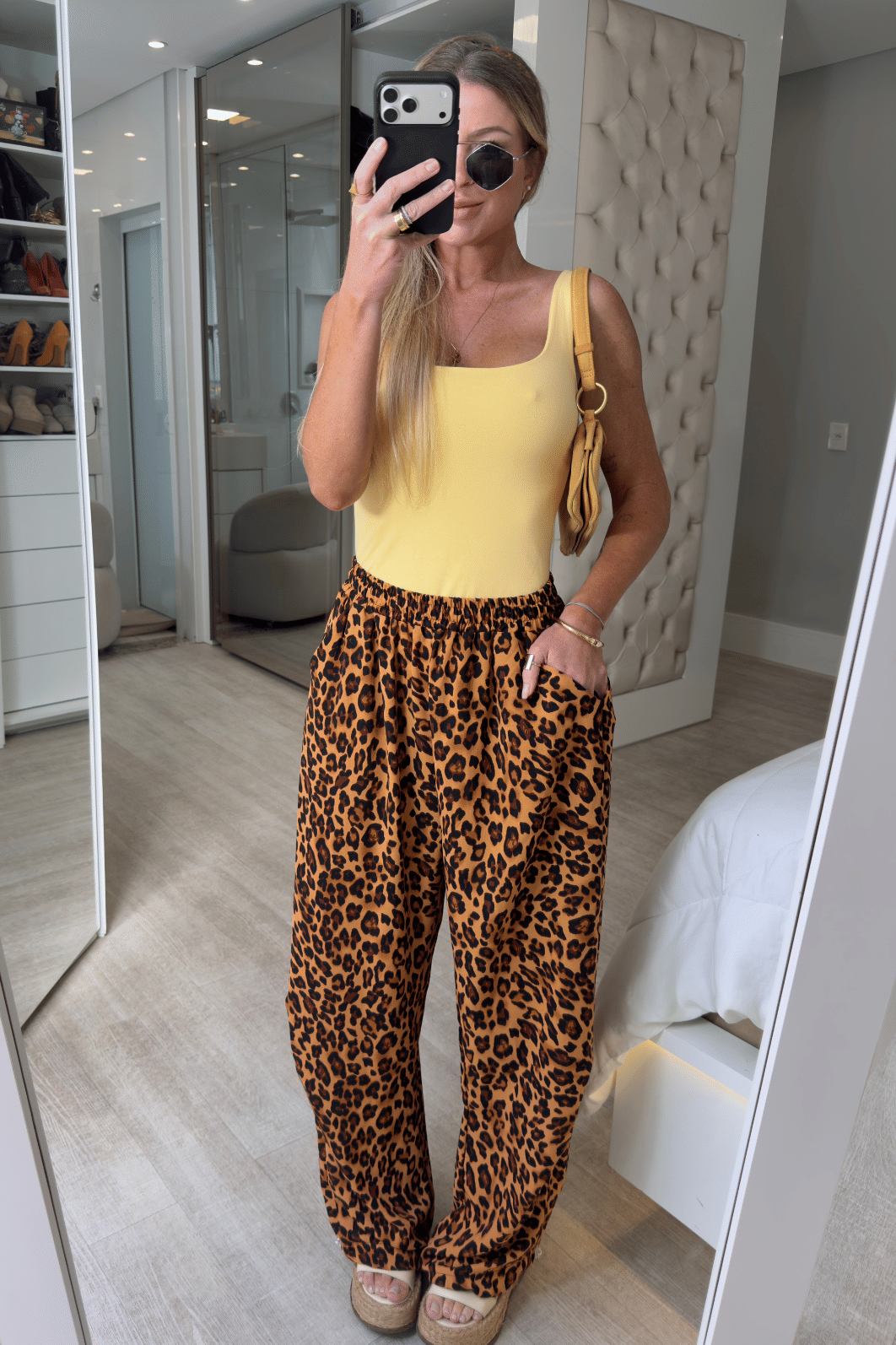 Calça pantalona estampa de onça Bela Calça pantalona estampa de onça Bela