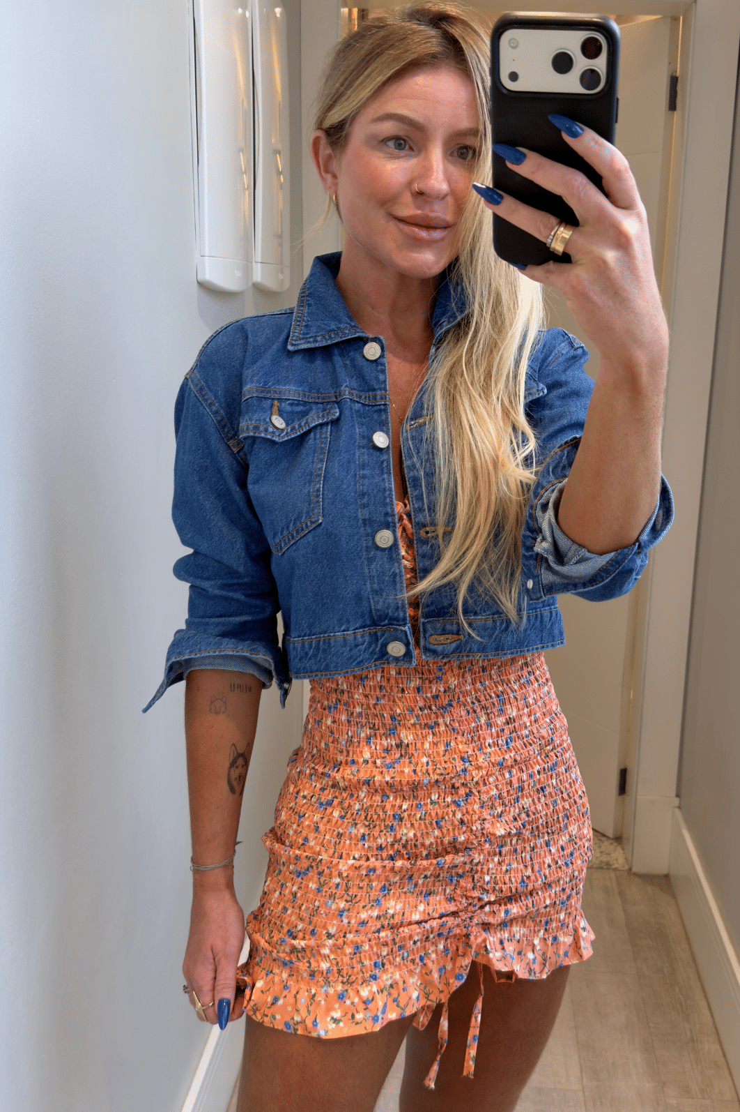 Vestido cereja laranja com estampa de  flores