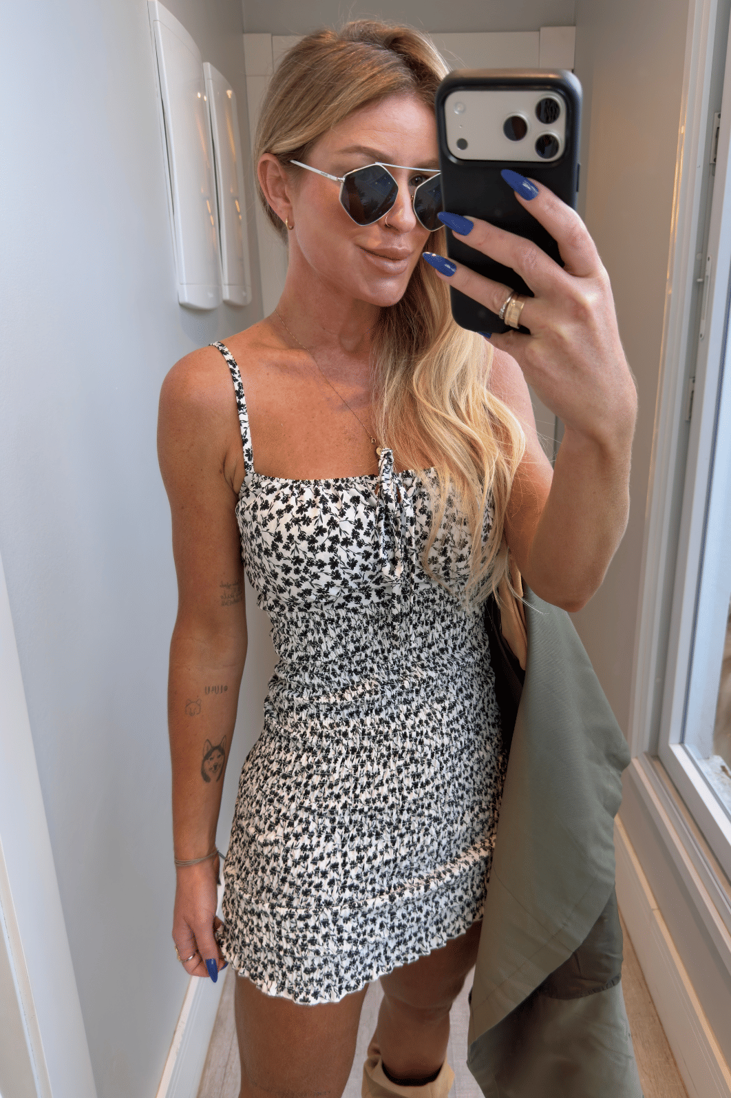 Vestido sheila branco com estampa de flores preto