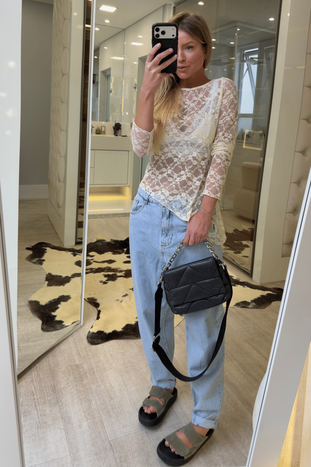 Blusa assimétrica em renda manga longa Melissa Blusa assimétrica em renda manga longa Melissa