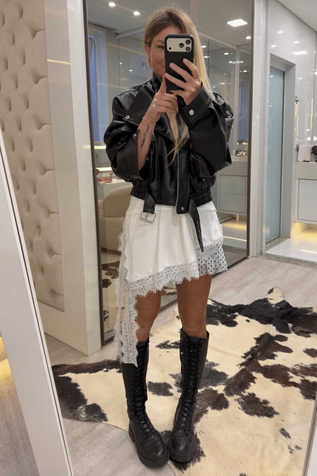 Blusa assimétrica com renda OFF WHITE Lígia Blusa assimétrica com renda OFF WHITE Lígia