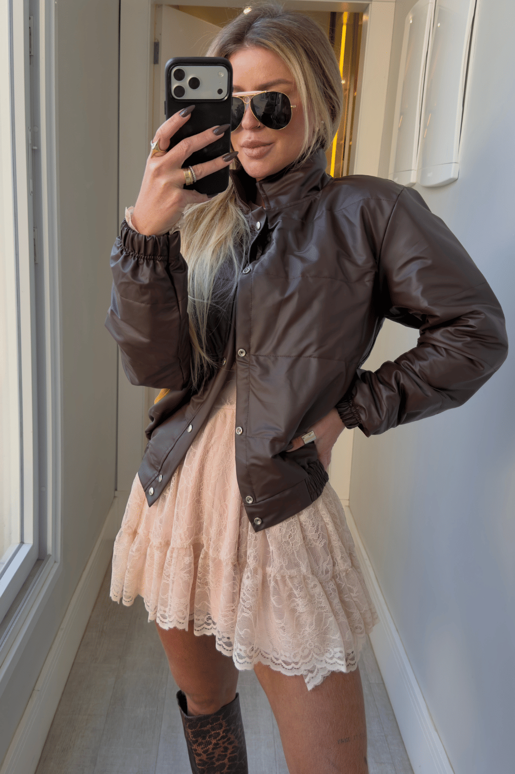 Jaqueta puffer em couro sintético Alina MARROM Jaqueta puffer em couro sintético Alina MARROM