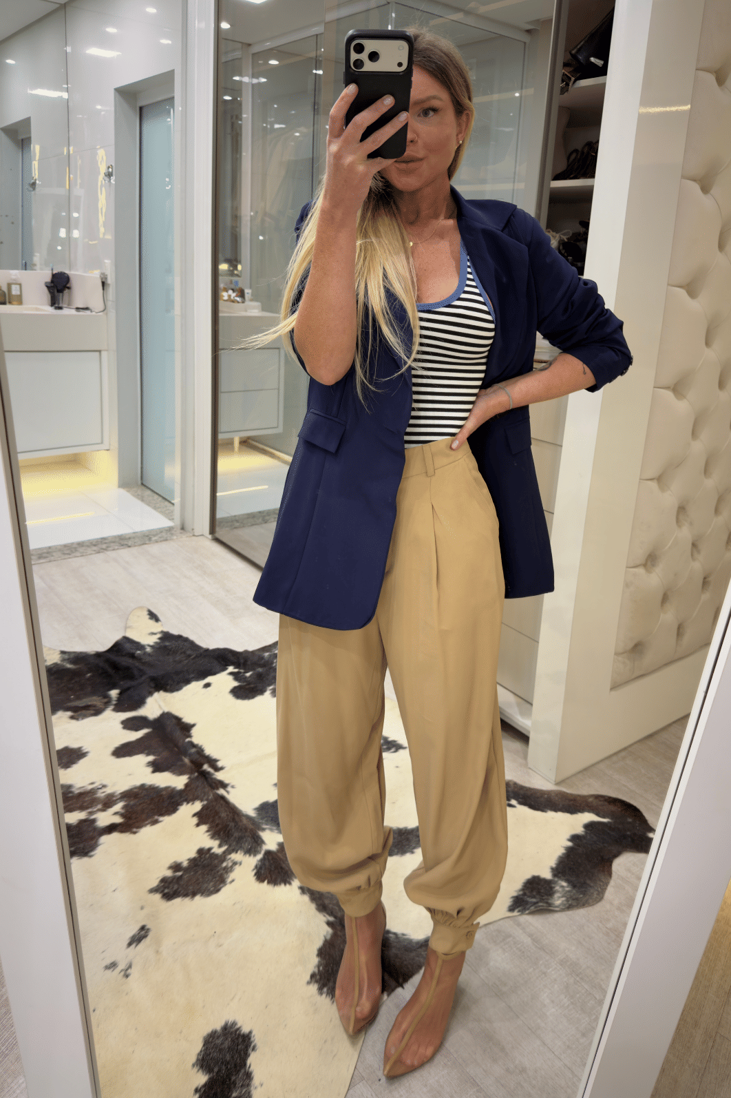 Calça Aladim com pregas Tabata Calça Aladim com pregas Tabata