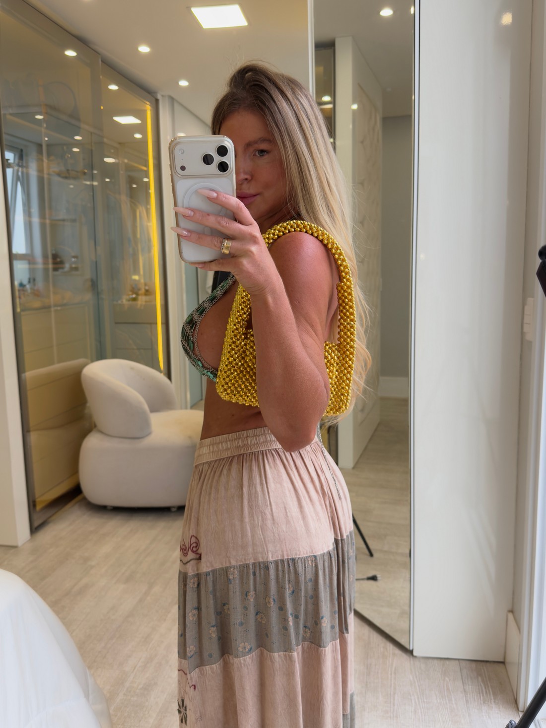 Saia longa com detalhes em Bordados