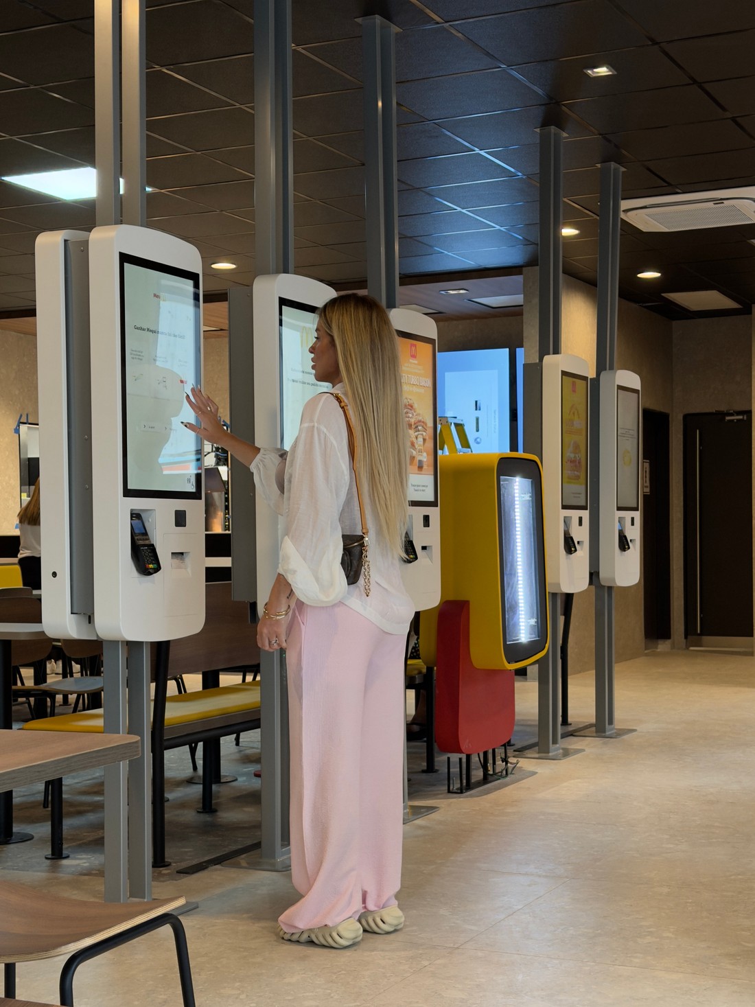 Calça pantalona com amarração em crepe Flora