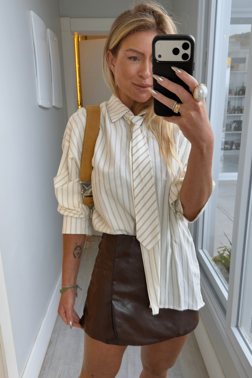 Camisa off risca de giz com Gravata Larissa Camisa off risca de giz com Gravata Larissa