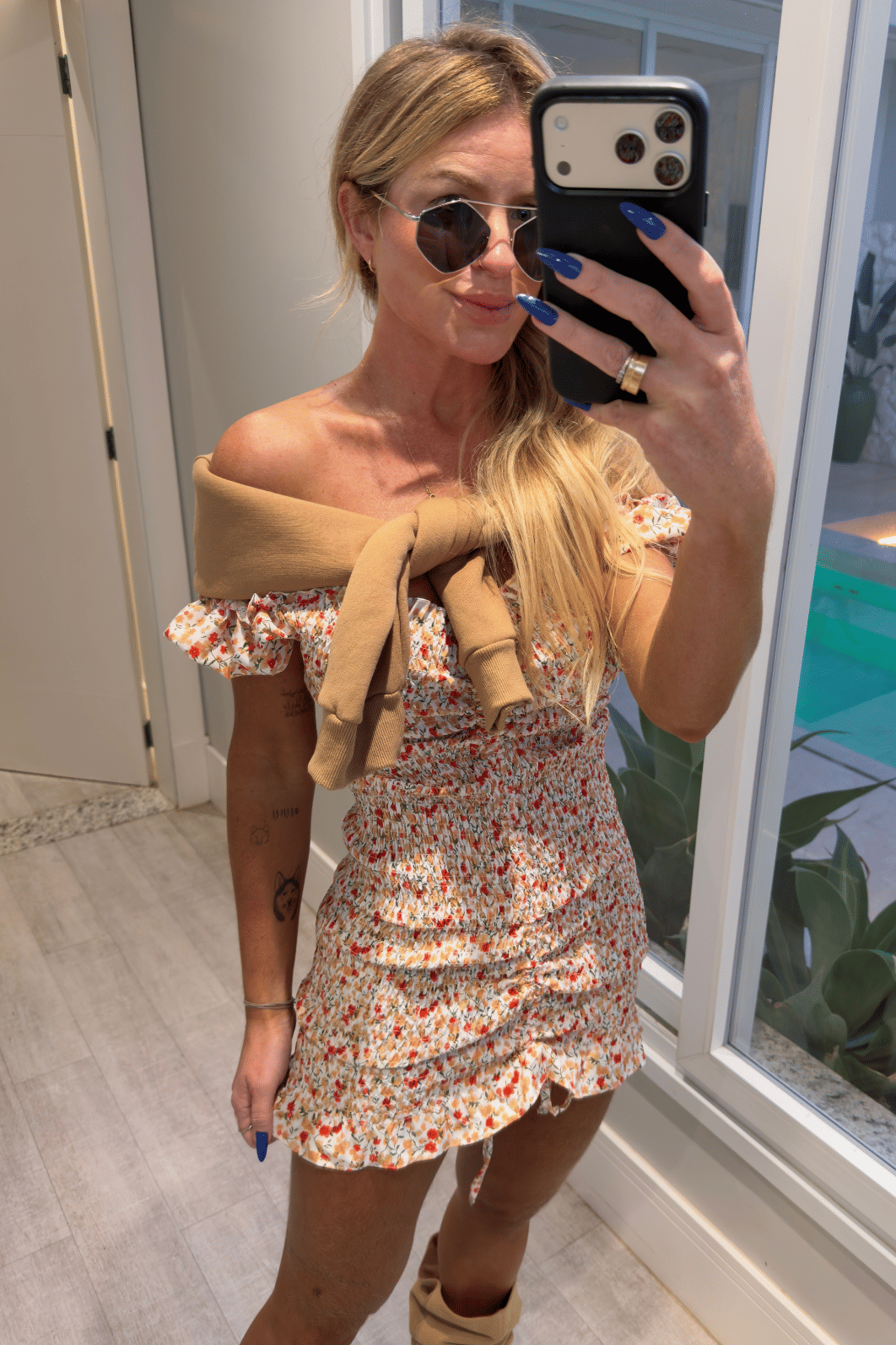 Vestido cereja off white com estampa de  flores