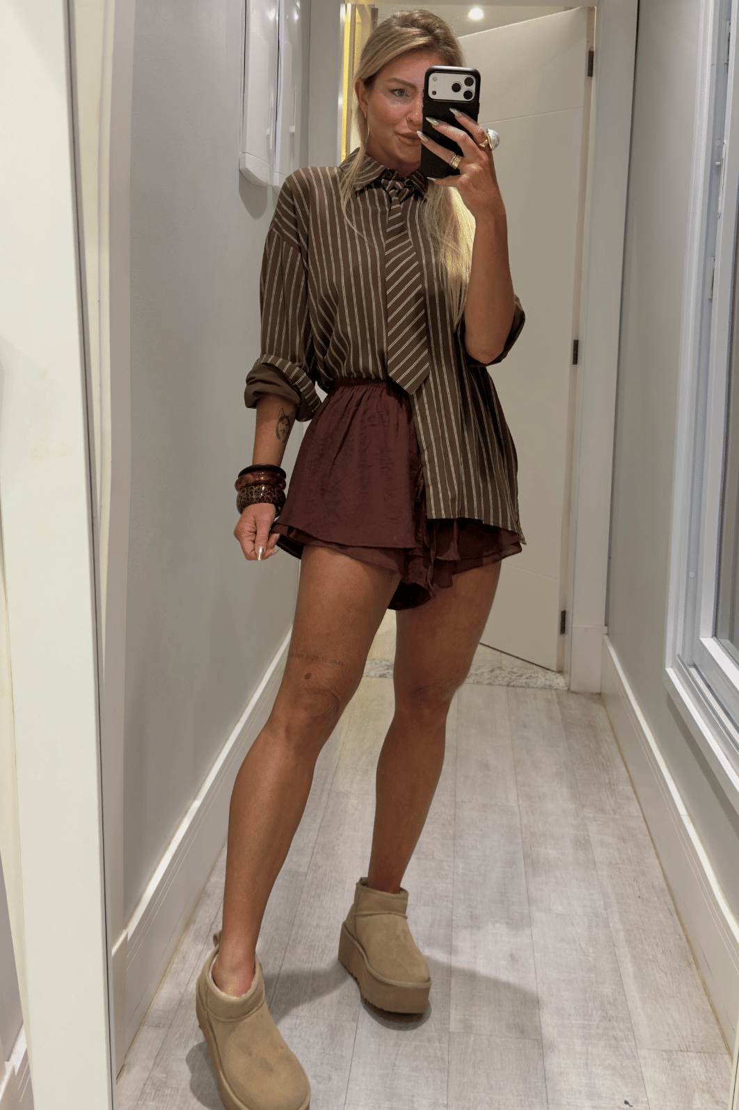 Short saia com babados Lilian Marrom Café