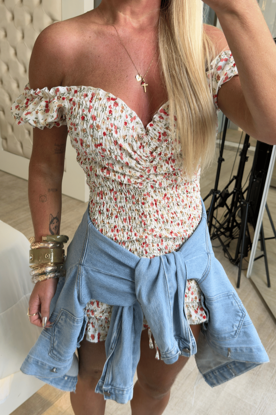 Vestido cereja off-white com flores vermelhas e marrom claro