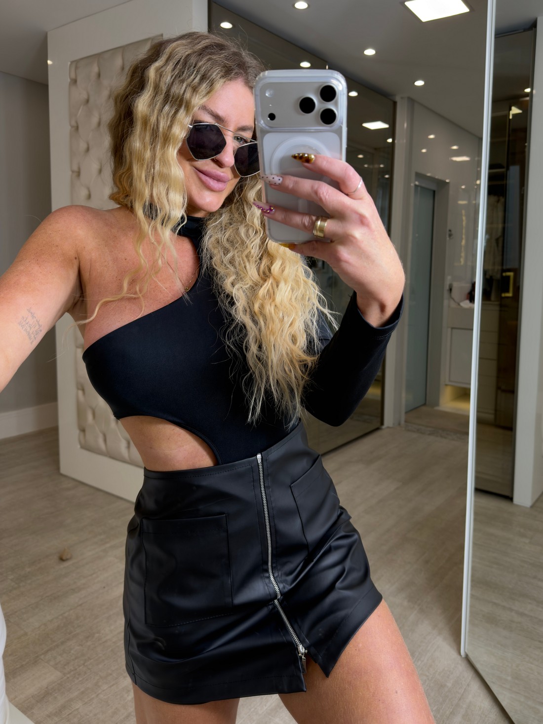 Short saia de couro sintético preto com zíper e bolsos carmem Short saia de couro sintético preto com zíper e bolsos carmem