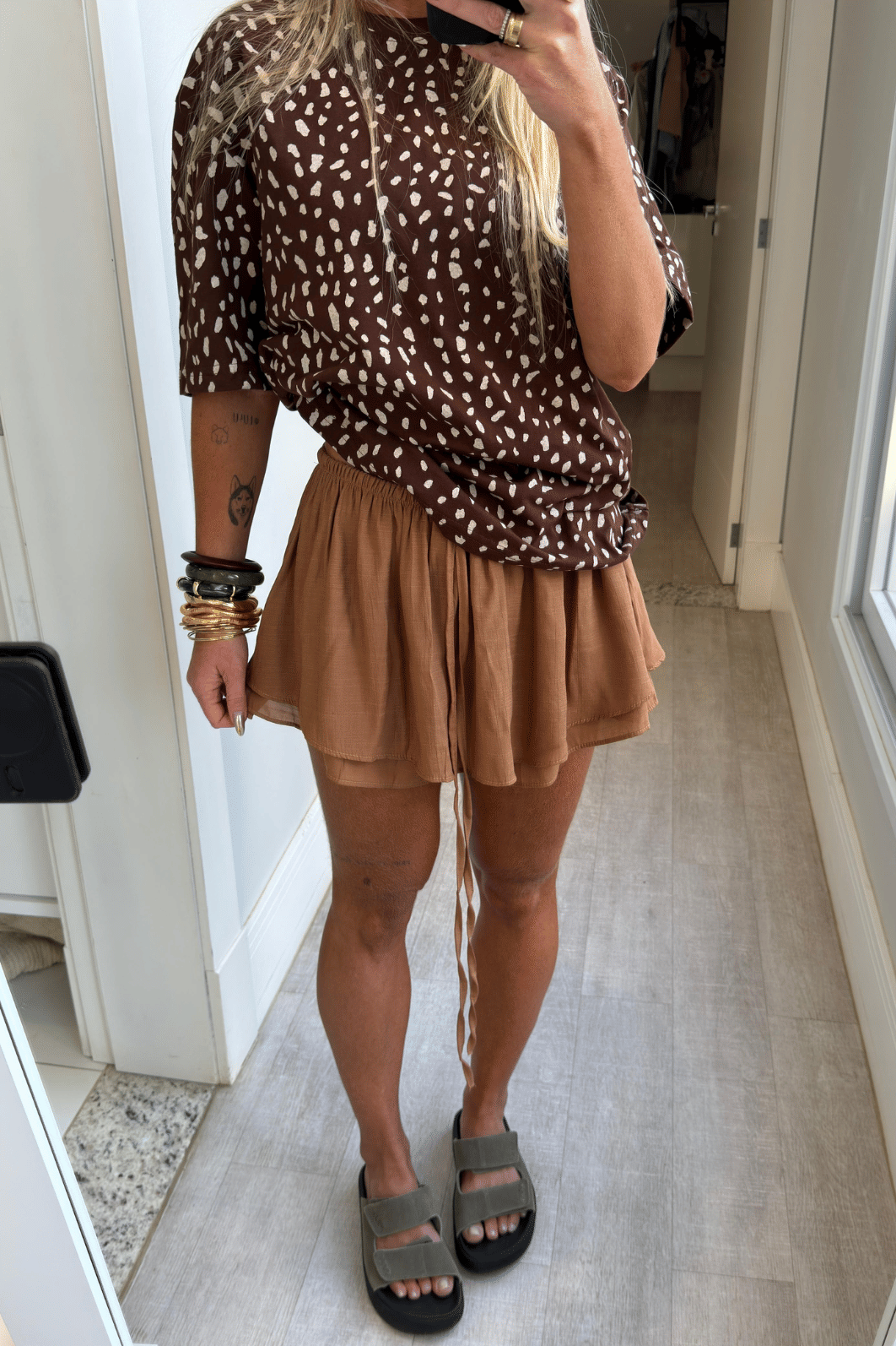 Short saia com babados Lilian Marrom claro