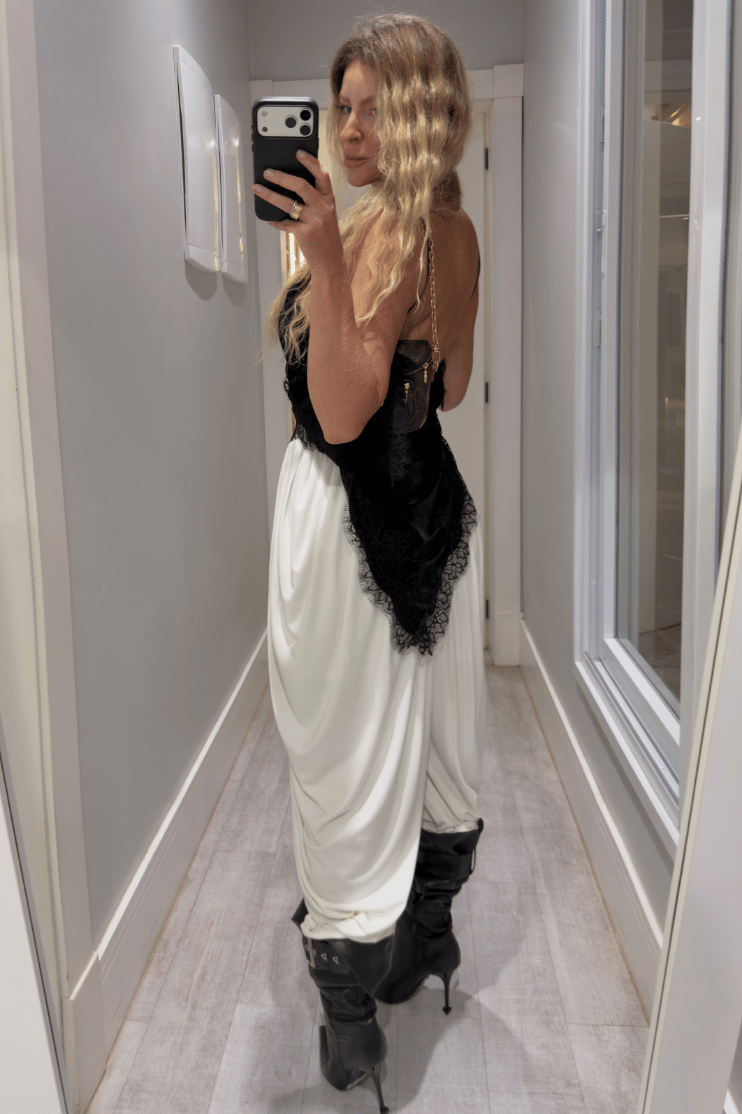 Blusa assimétrica em veludo com renda Mia Blusa assimétrica em veludo com renda Mia