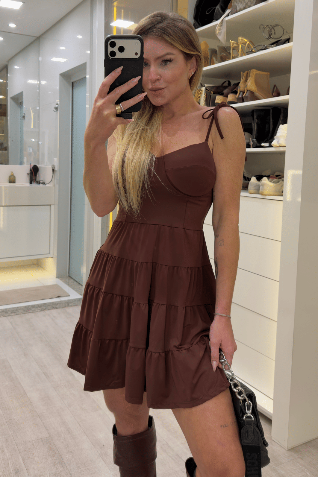 Vestido soltinho em babado MARROM Taylor