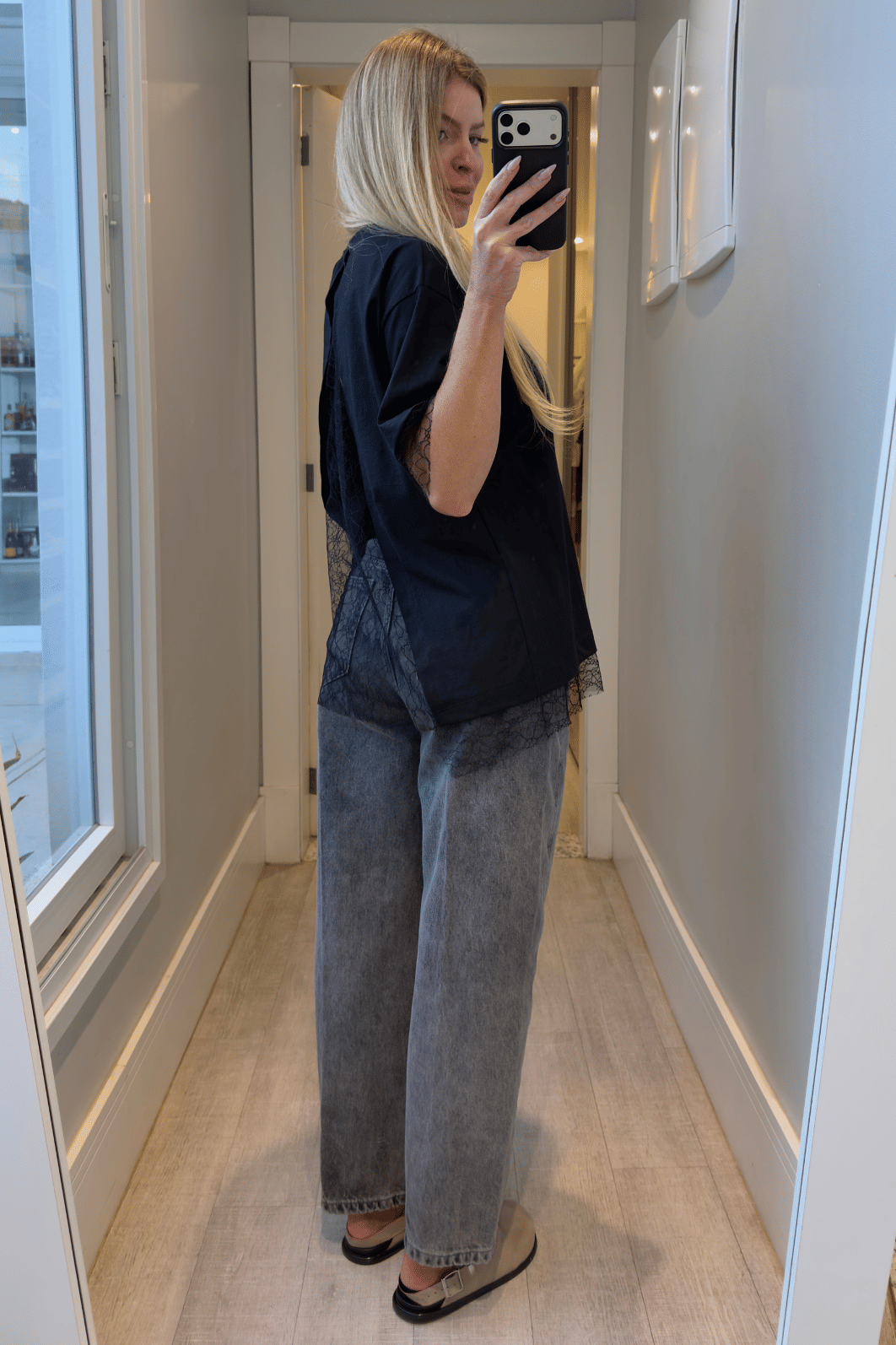 Camiseta com detalhes em renda Luci Camiseta com detalhes em renda Luci